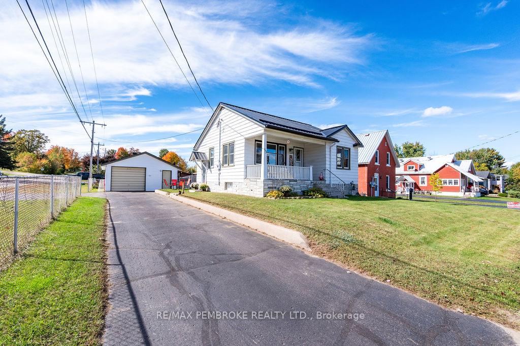 Photo 2 of 53 Doran Street, Petawawa, Petawawa — HOMEH