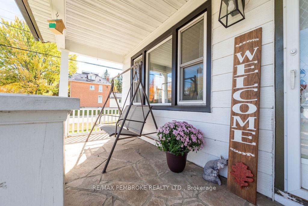 Photo 3 of 53 Doran Street, Petawawa, Petawawa — HOMEH