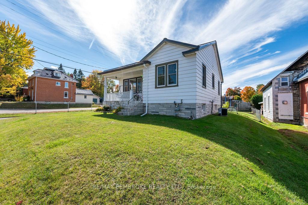Photo 4 of 53 Doran Street, Petawawa, Petawawa — HOMEH