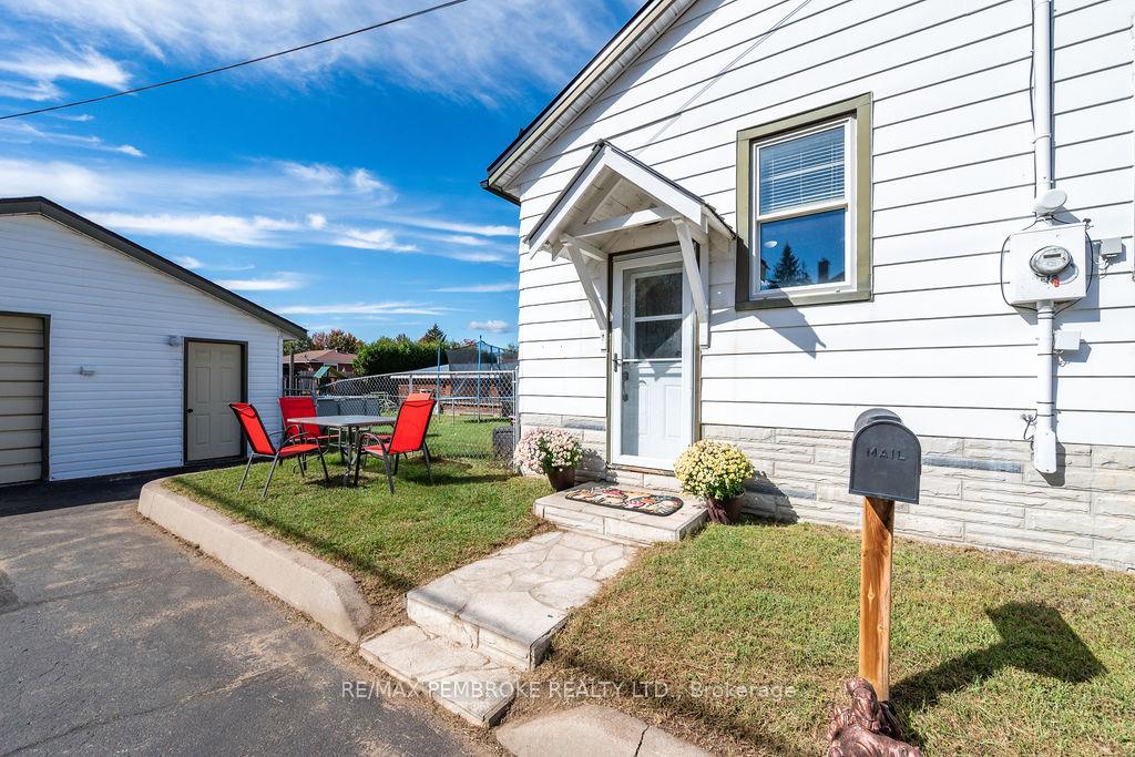 Photo 5 of 53 Doran Street, Petawawa, Petawawa — HOMEH