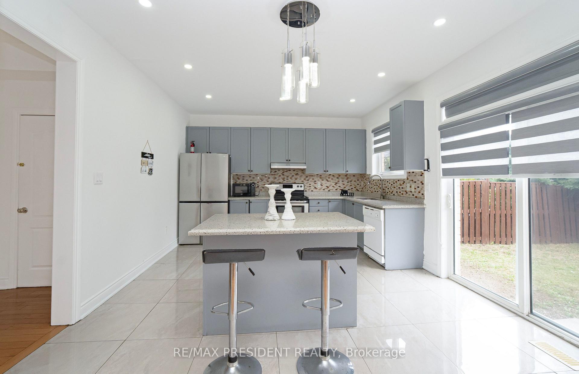 Photo 14 of 4 Chalkfarm Crescent, Brampton, Northwest Sandalwood Parkway — HOMEH