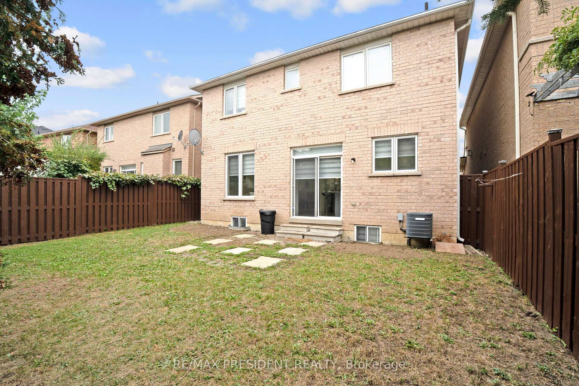 Photo 44 of 4 Chalkfarm Crescent, Brampton, Northwest Sandalwood Parkway — HOMEH
