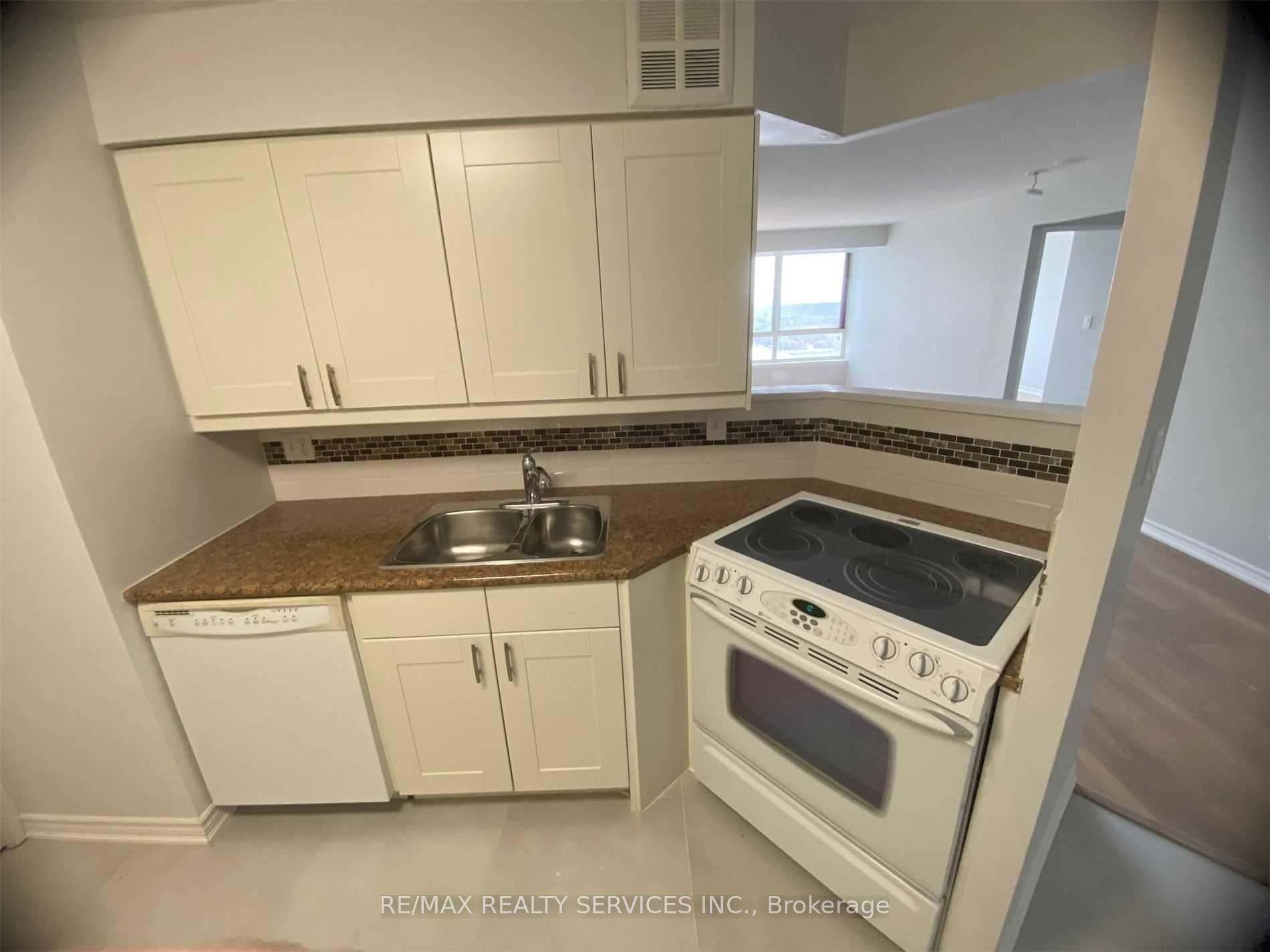 Photo 3 of Unit 1612, 3605 Kariya Drive, Mississauga, City Centre — HOMEH