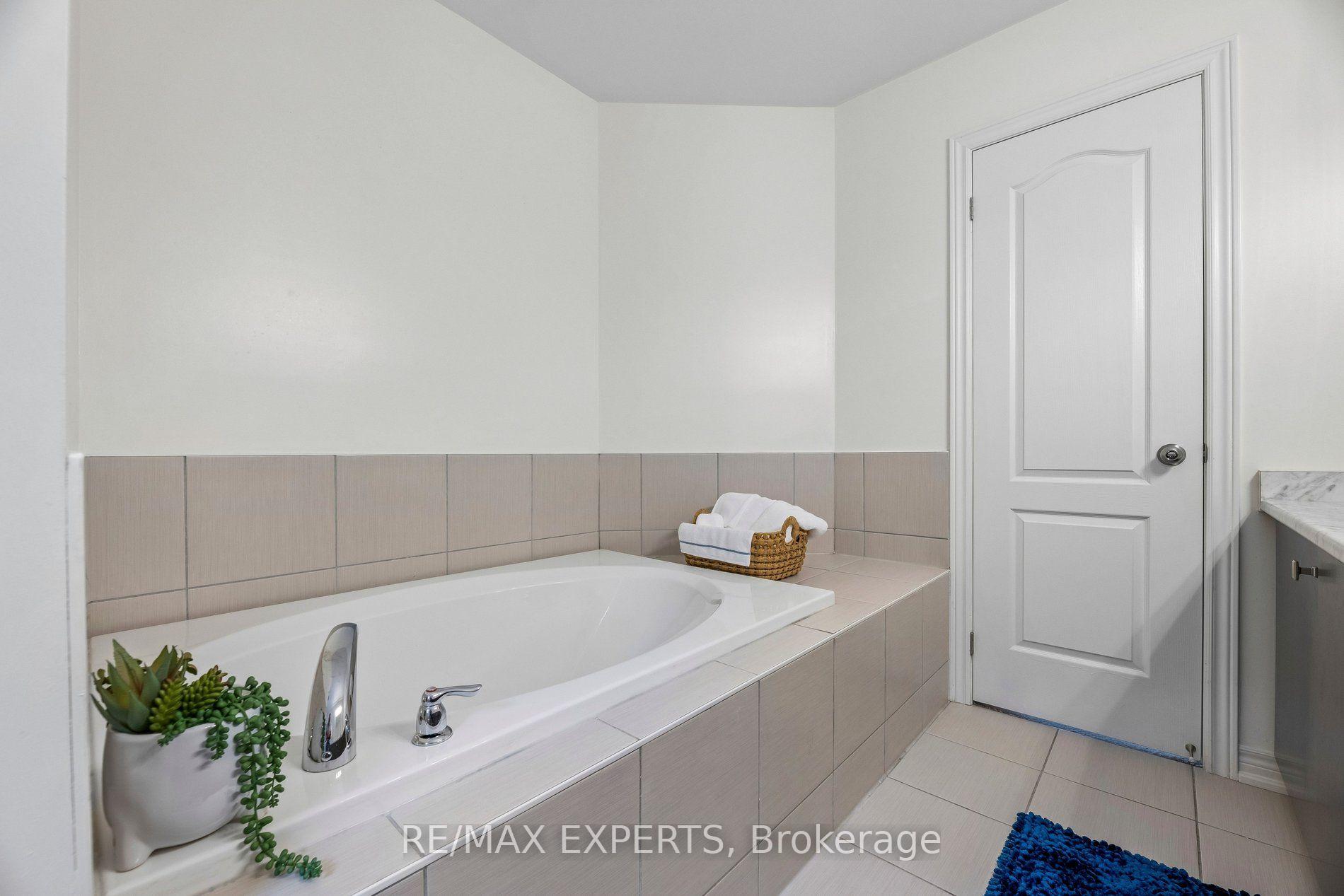 Photo 35 of 52 Bruce Cameron Drive, Clarington, Bowmanville — HOMEH