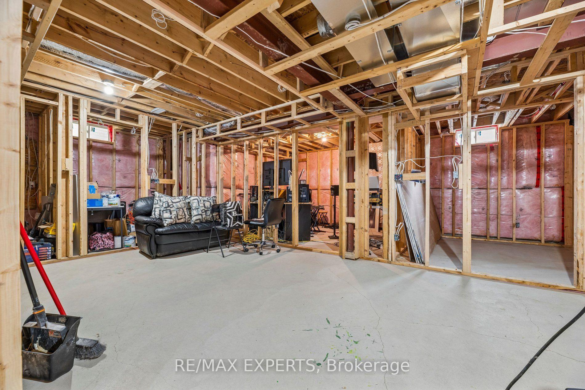 Photo 37 of 52 Bruce Cameron Drive, Clarington, Bowmanville — HOMEH