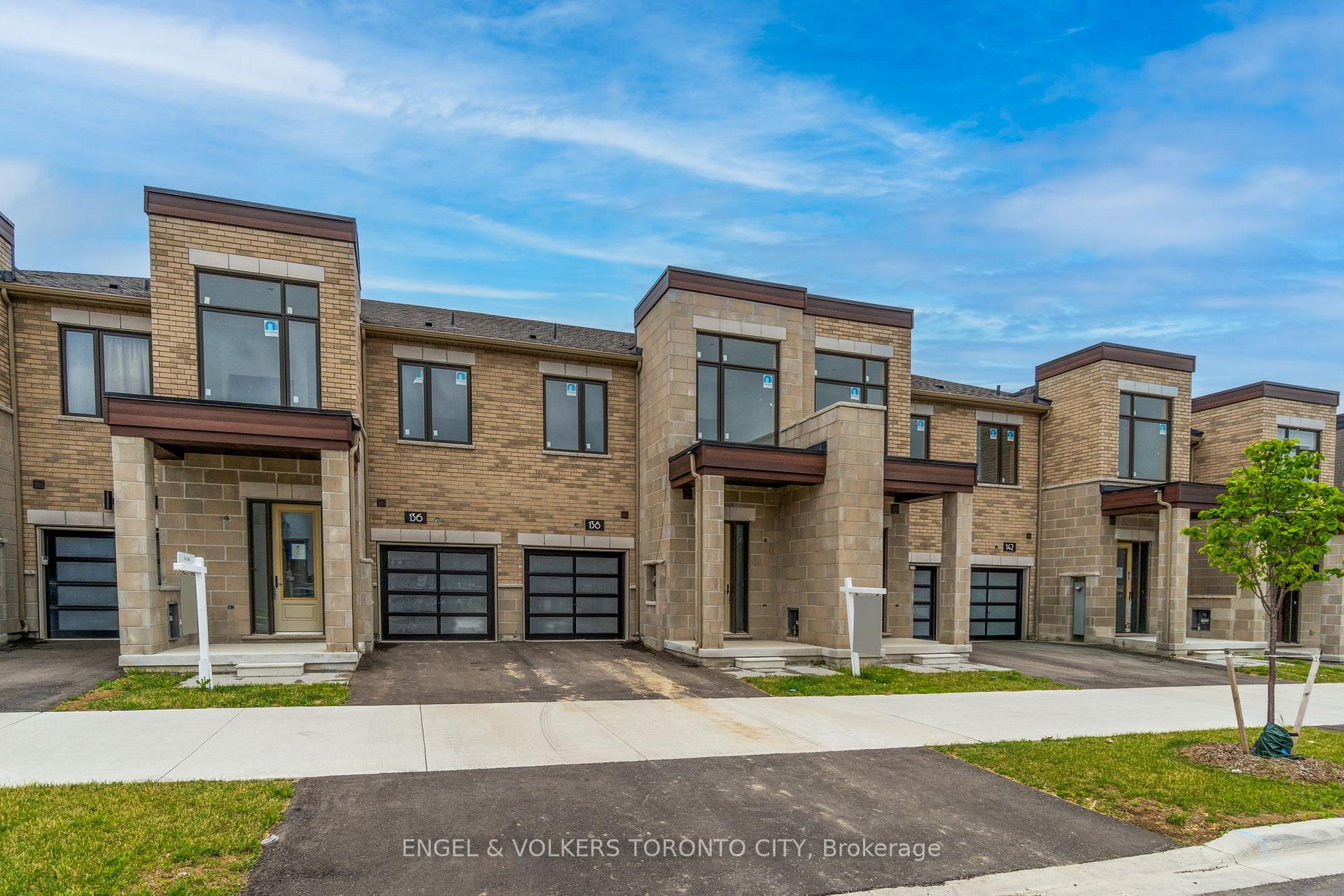 Photo 5 of 136 Mumbai Drive, Markham, Middlefield — HOMEH