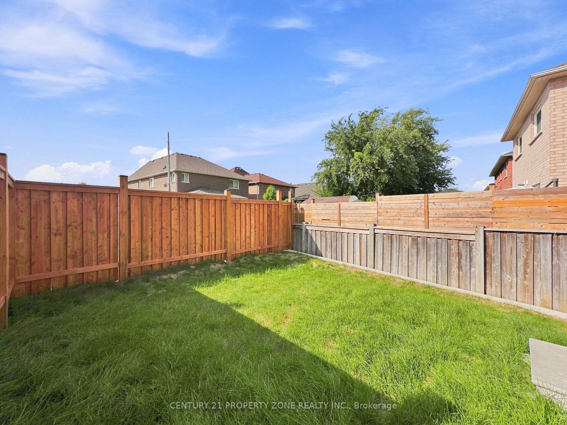 Photo 28 of 102 Cadillac Crescent, Brampton, Fletcher's Meadow — HOMEH