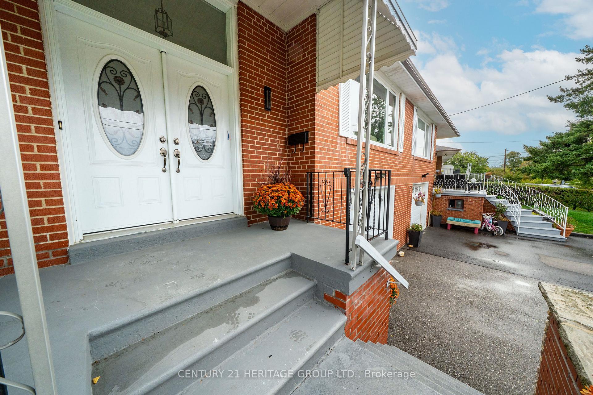 Photo 3 of 37 Gambello Crescent, North York, York University Heights — HOMEH