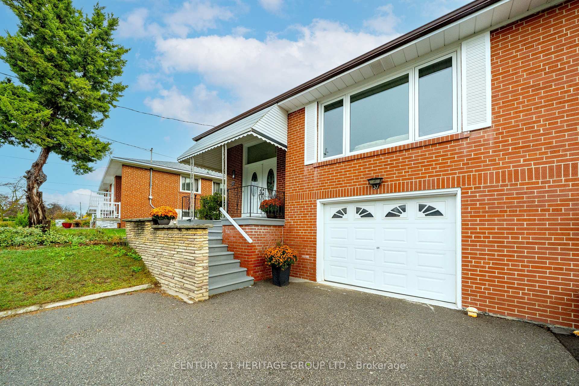 Photo 5 of 37 Gambello Crescent, North York, York University Heights — HOMEH