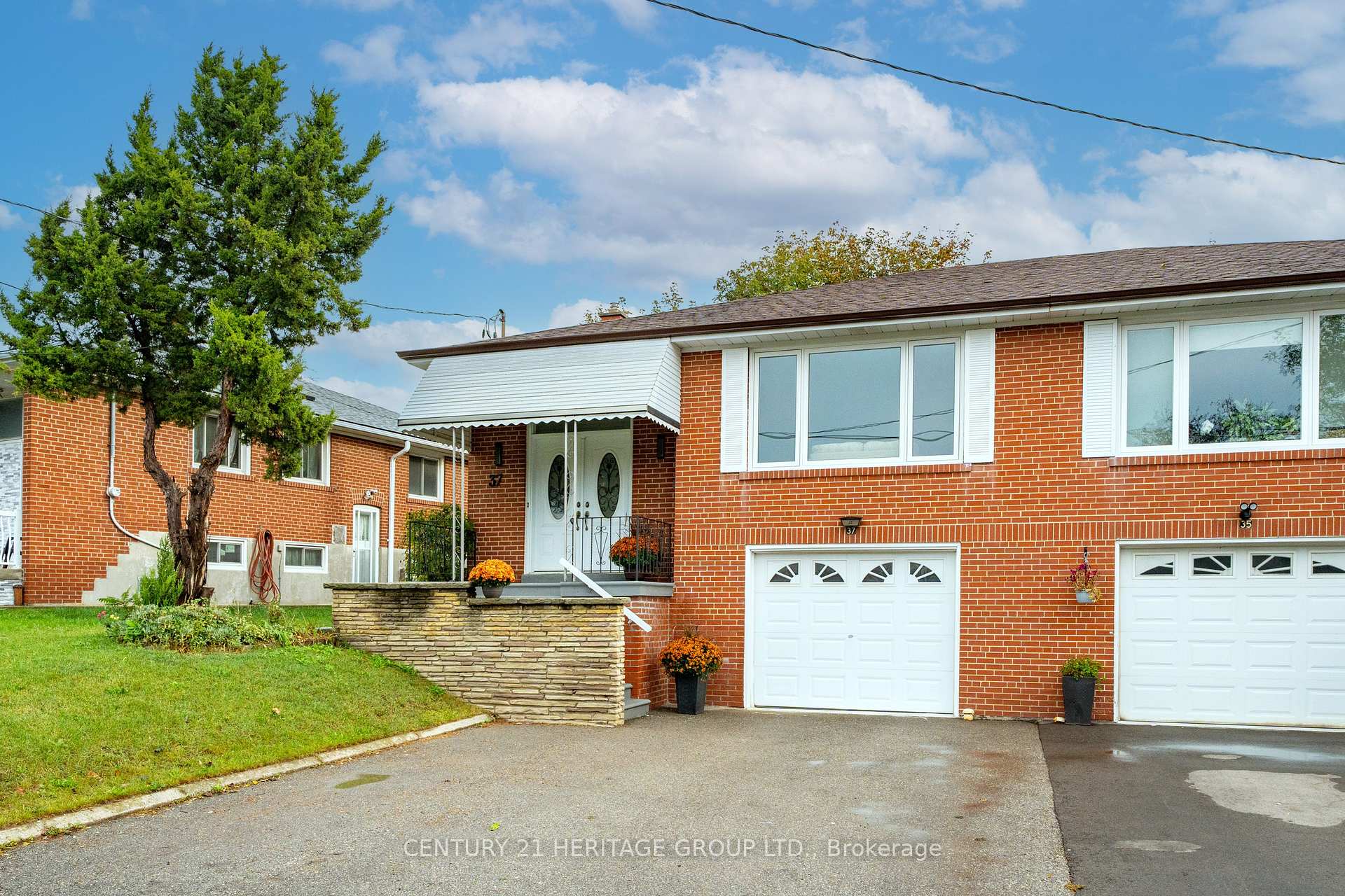 Photo 7 of 37 Gambello Crescent, North York, York University Heights — HOMEH