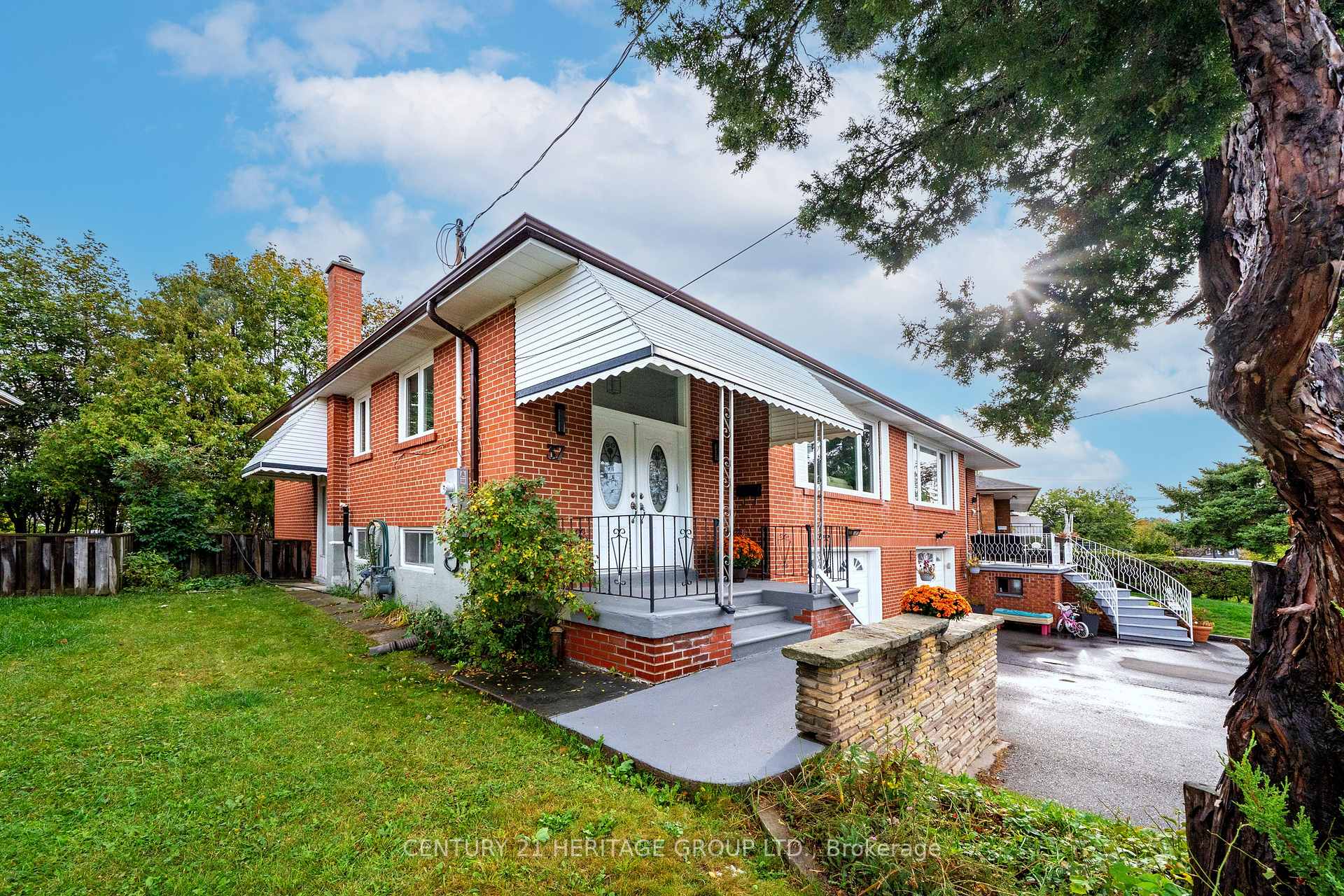 Photo 12 of 37 Gambello Crescent, North York, York University Heights — HOMEH