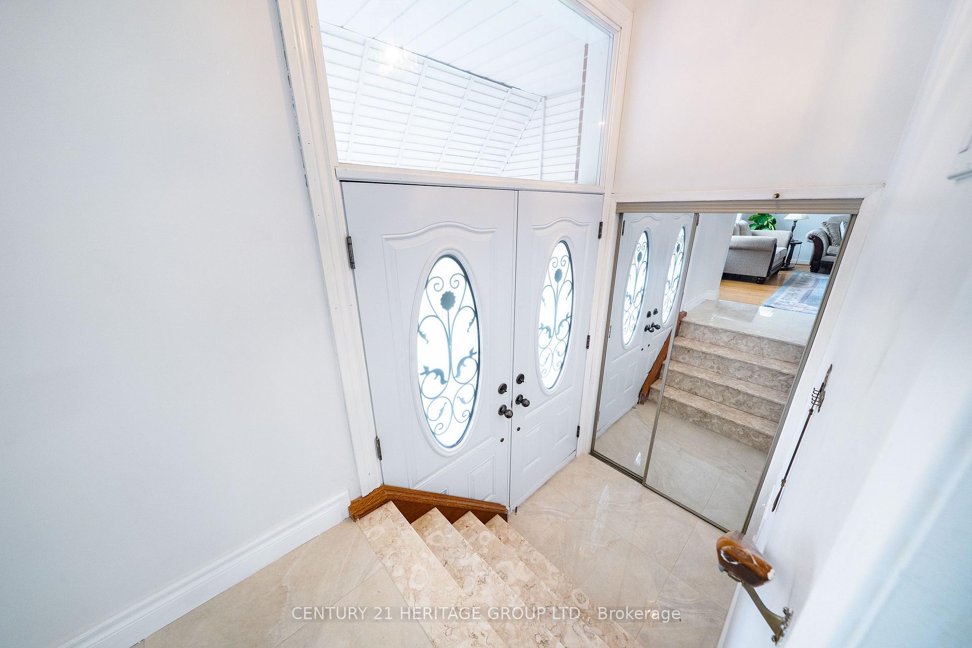 Photo 10 of 37 Gambello Crescent, North York, York University Heights — HOMEH
