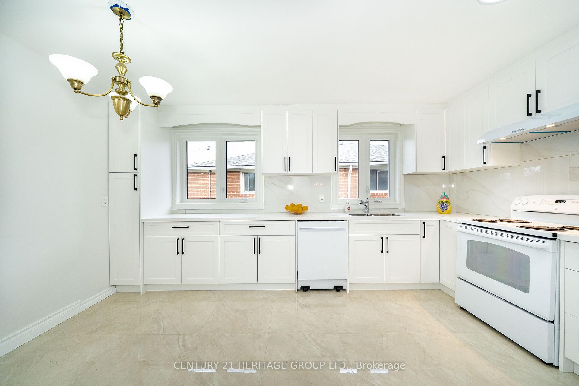 Photo 27 of 37 Gambello Crescent, North York, York University Heights — HOMEH