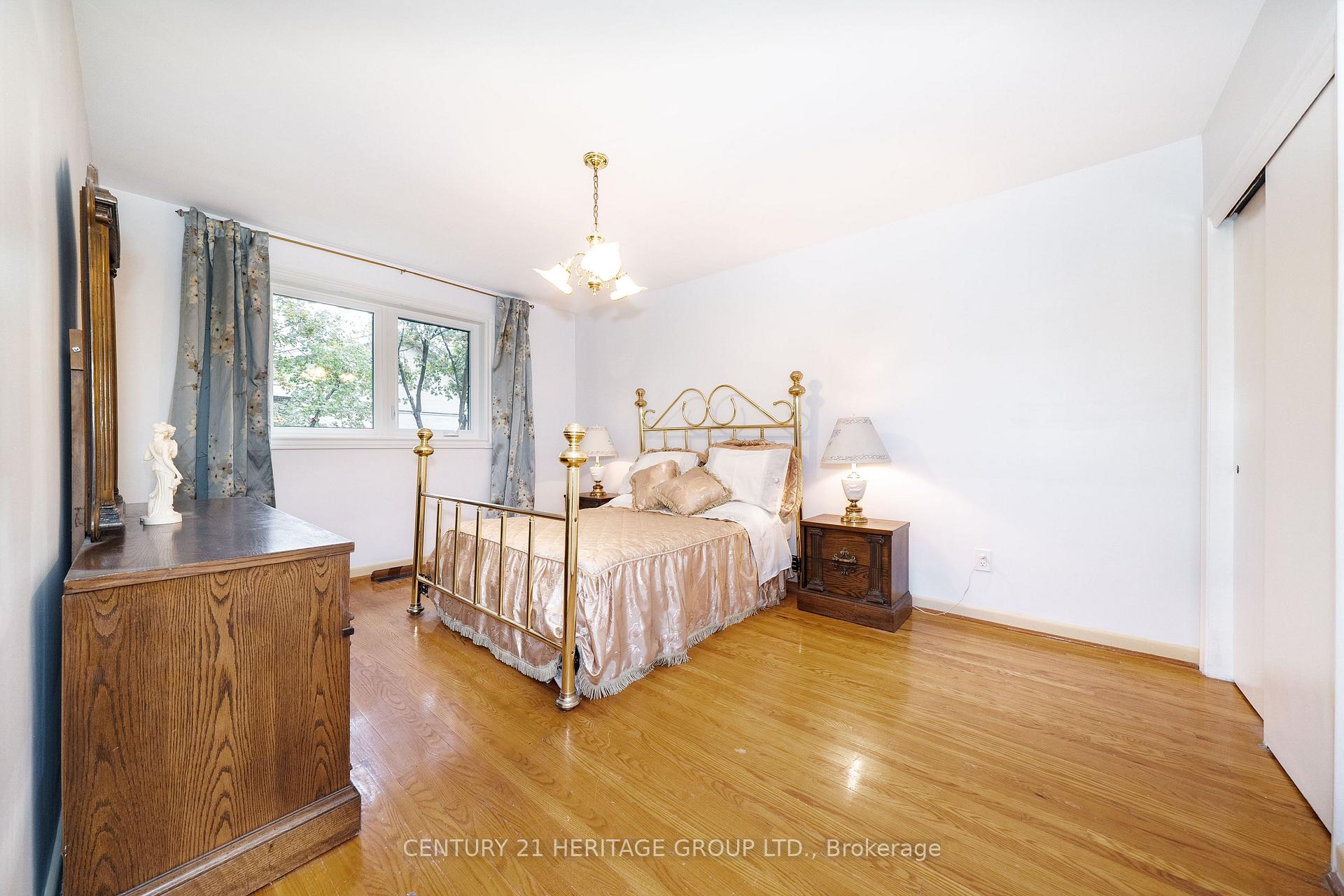 Photo 41 of 37 Gambello Crescent, North York, York University Heights — HOMEH