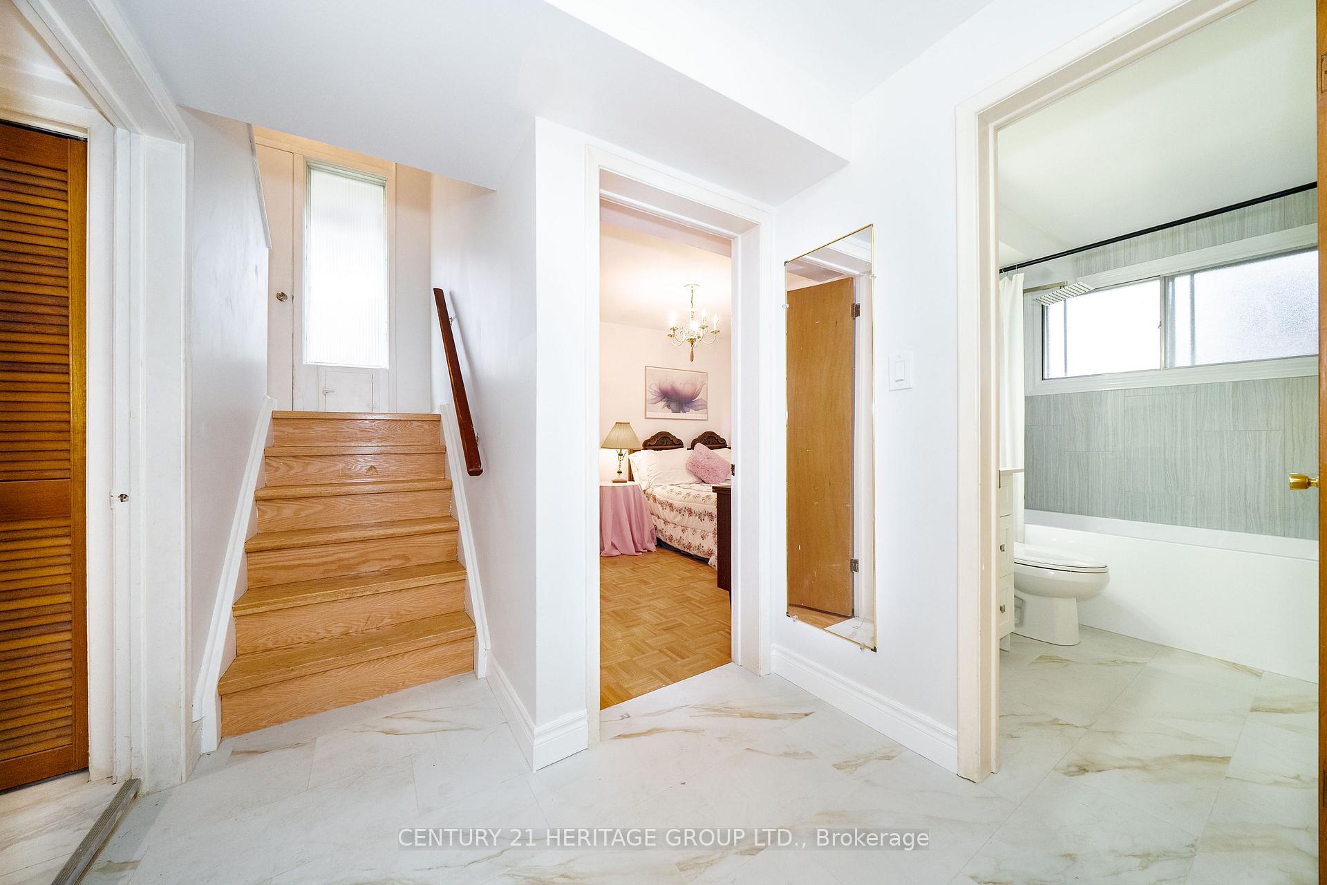 Photo 52 of 37 Gambello Crescent, North York, York University Heights — HOMEH