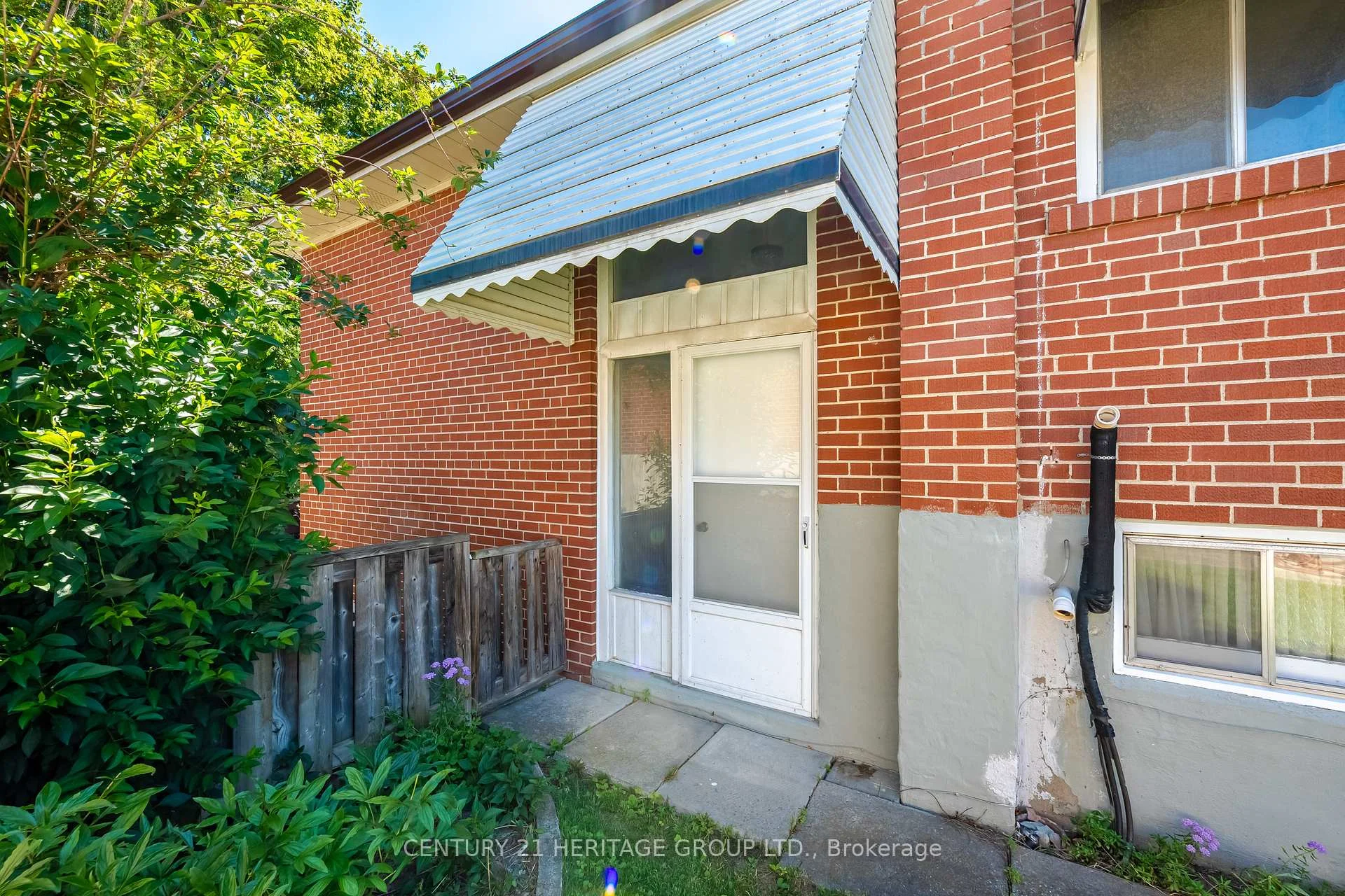 Photo 4 of 37 Gambello Crescent, North York, York University Heights — HOMEH