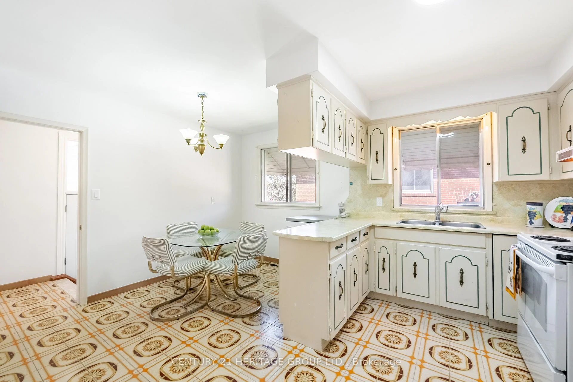 Photo 17 of 37 Gambello Crescent, North York, York University Heights — HOMEH