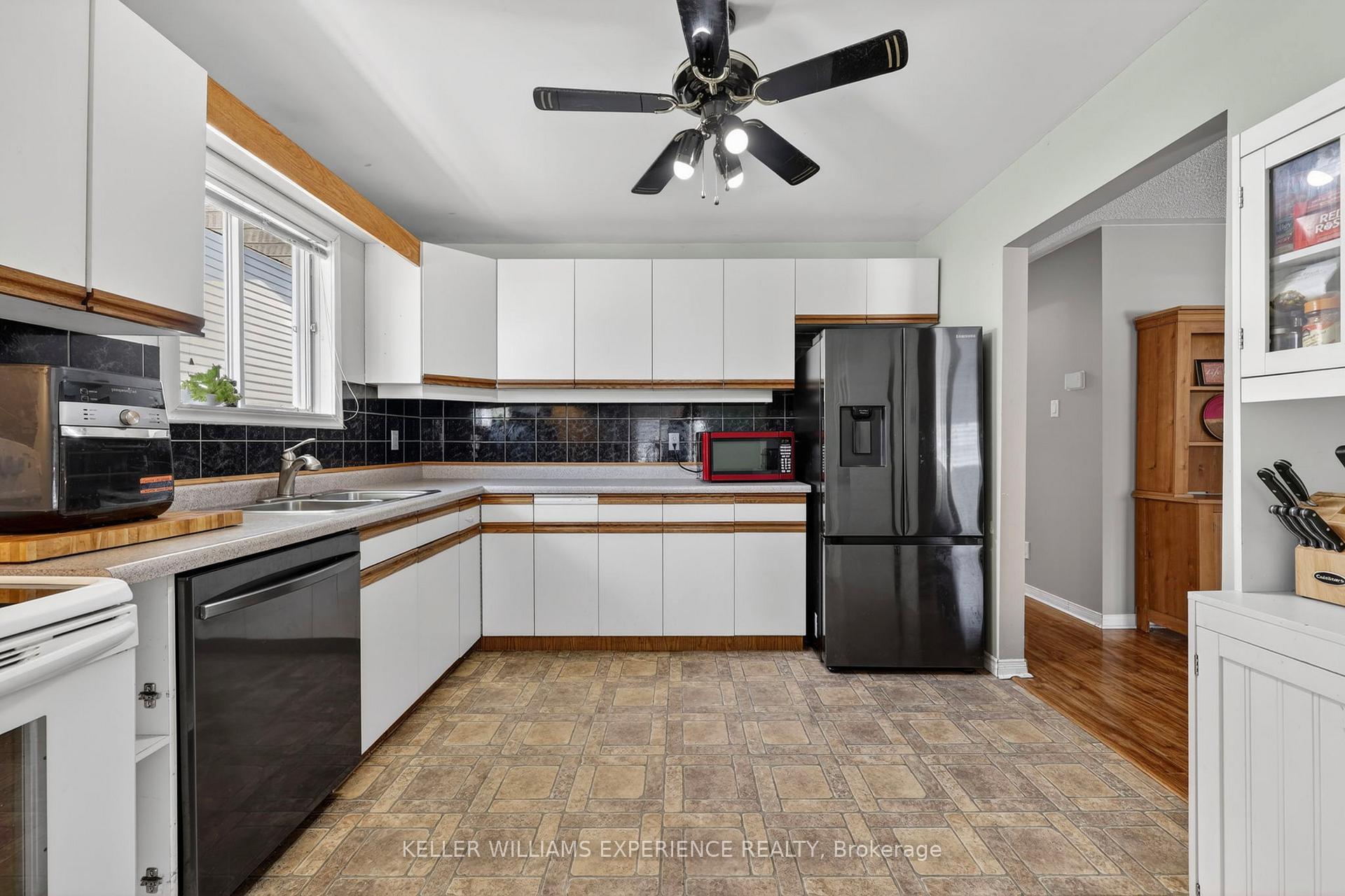 Photo 4 of 645 Bayview Drive, Midland — HOMEH