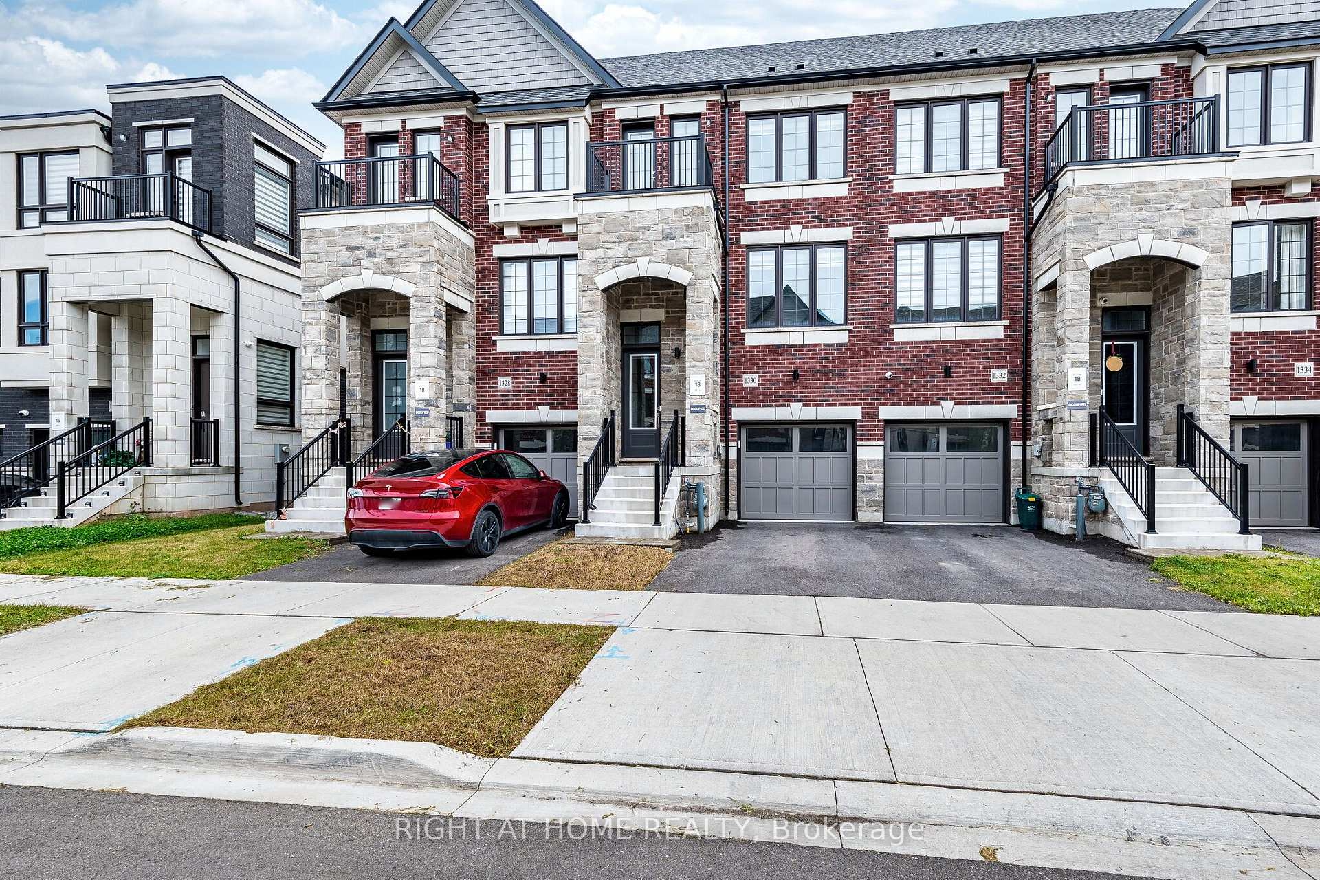 Photo 2 of 1330 Shevchenko Boulevard, Oakville, Northwest — HOMEH