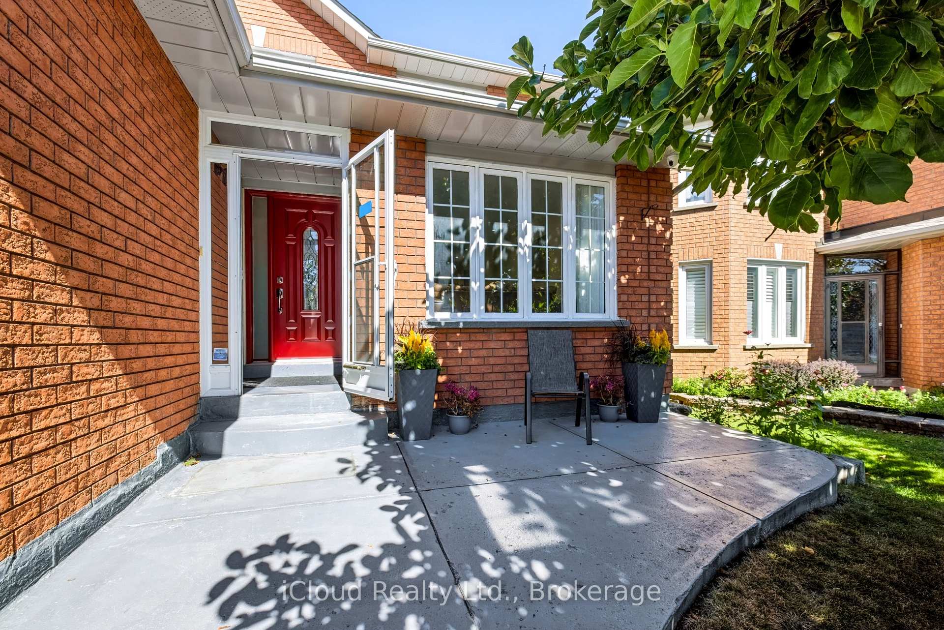 Photo 3 of 62 Castlehill Crescent, Brampton, Northwood Park — HOMEH