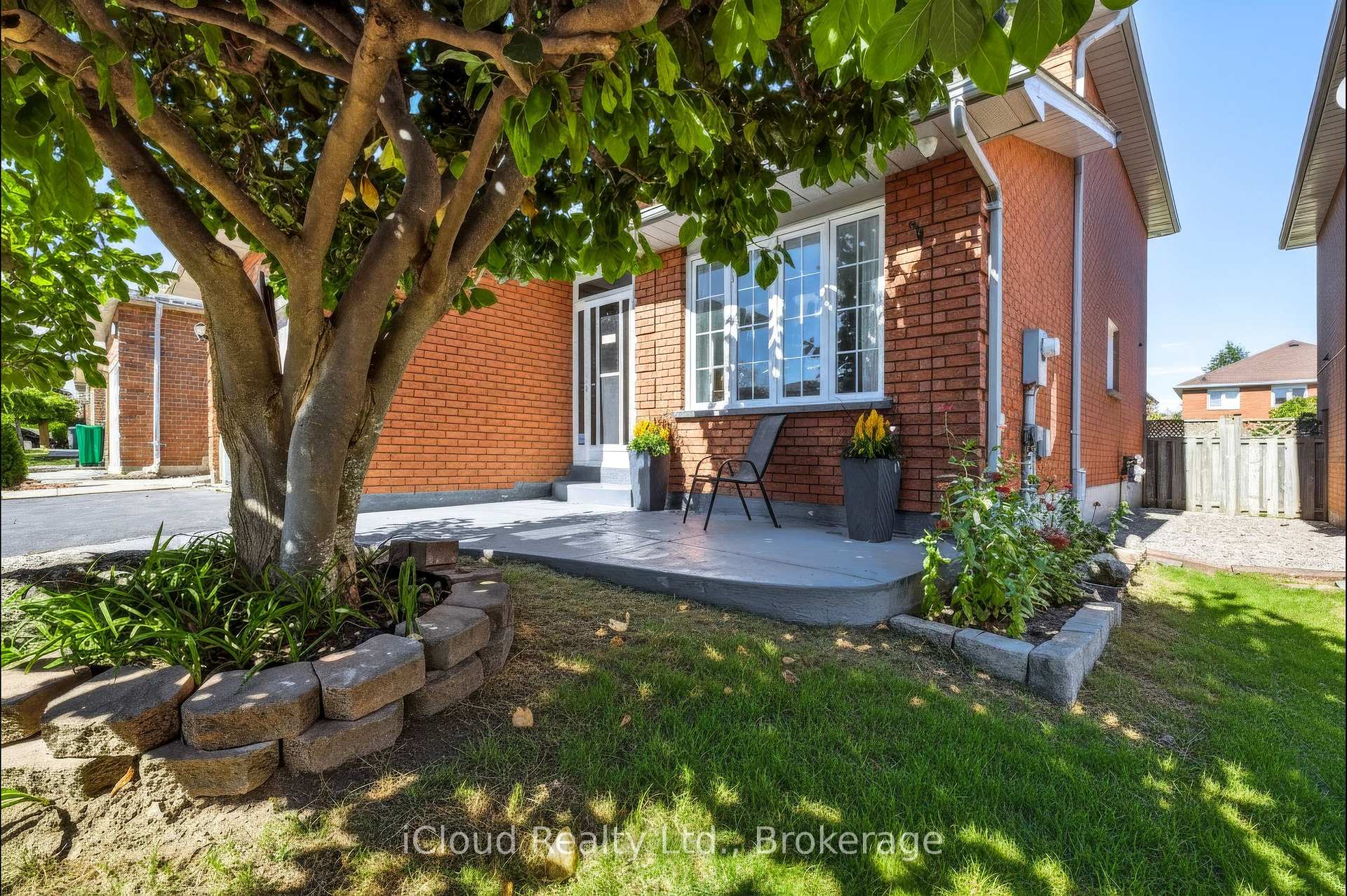 Photo 2 of 62 Castlehill Crescent, Brampton, Northwood Park — HOMEH