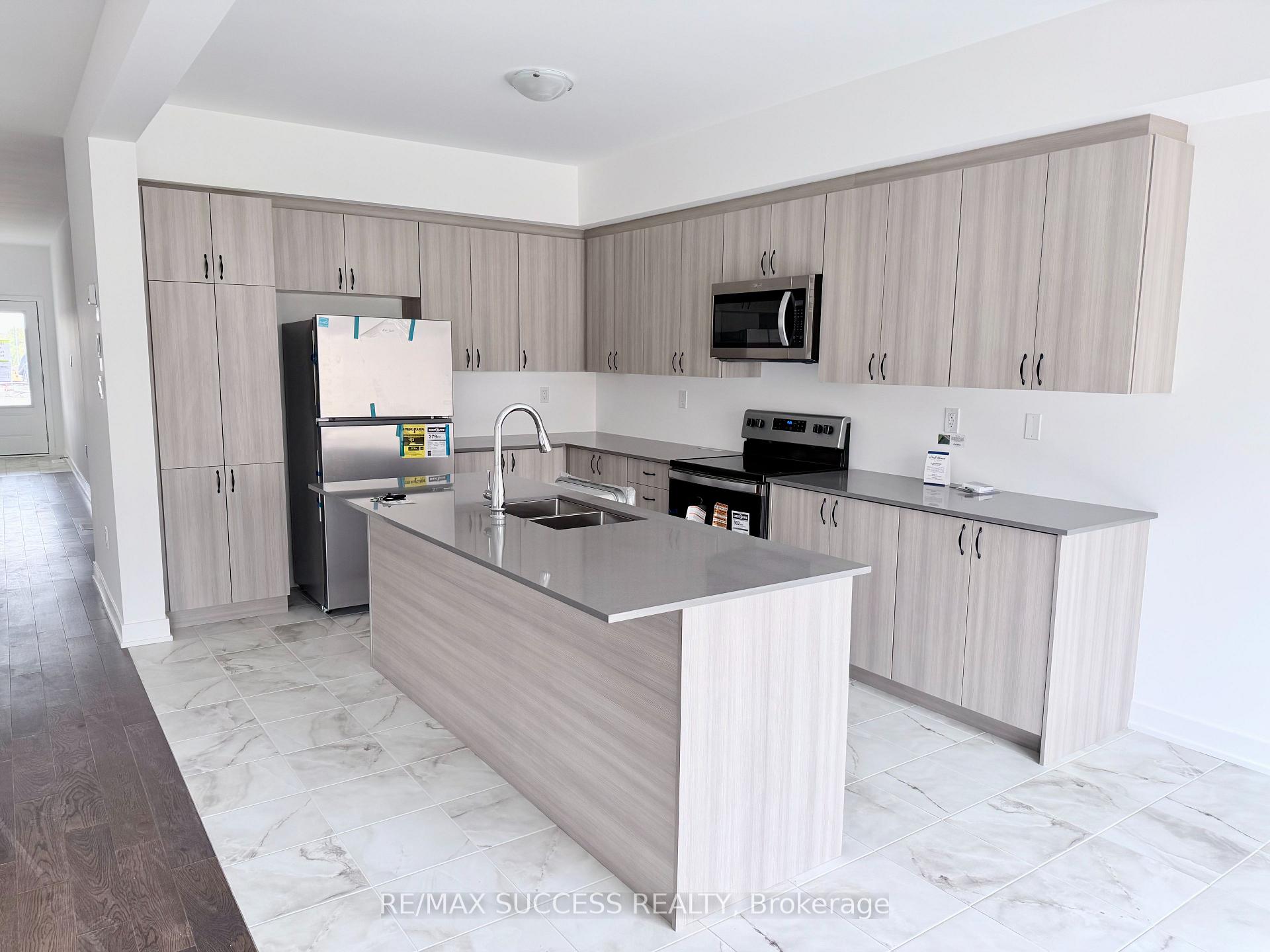 Photo 2 of 95 Flan Boulevard, Barrie, Rural Barrie Southeast — HOMEH