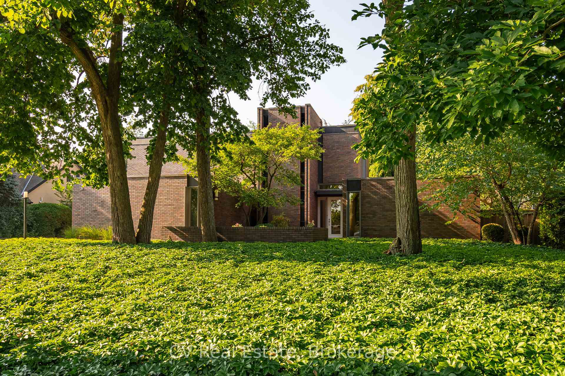 Photo 2 of 31 Auchmar Road, Hamilton, Mohawk — HOMEH