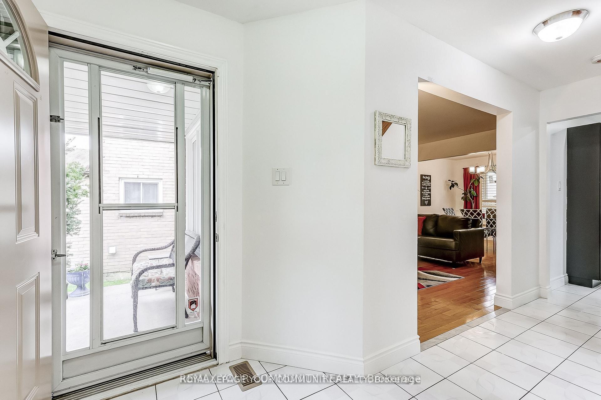 Photo 5 of 660 Foxwood Trail, Pickering, Amberlea — HOMEH