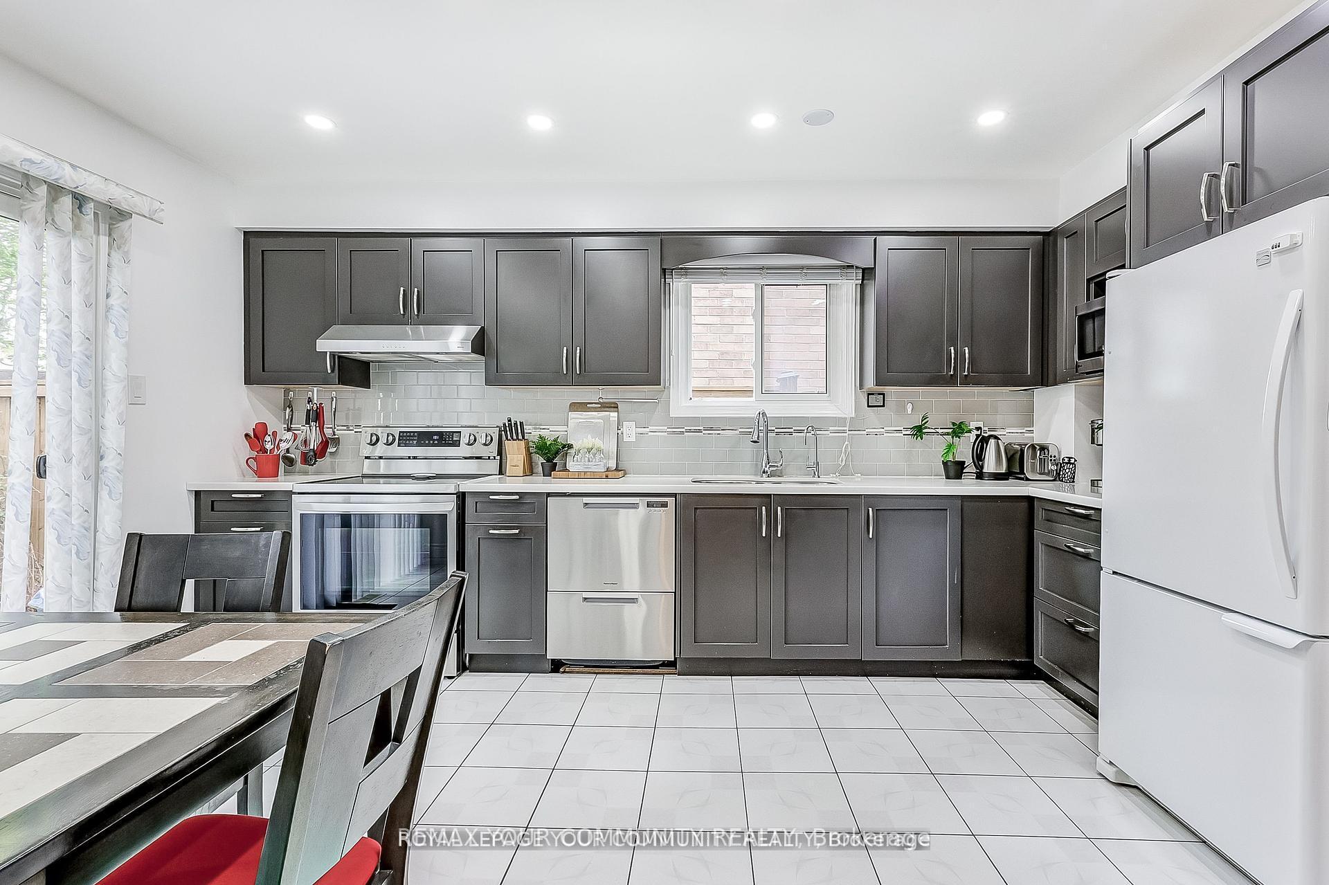Photo 15 of 660 Foxwood Trail, Pickering, Amberlea — HOMEH