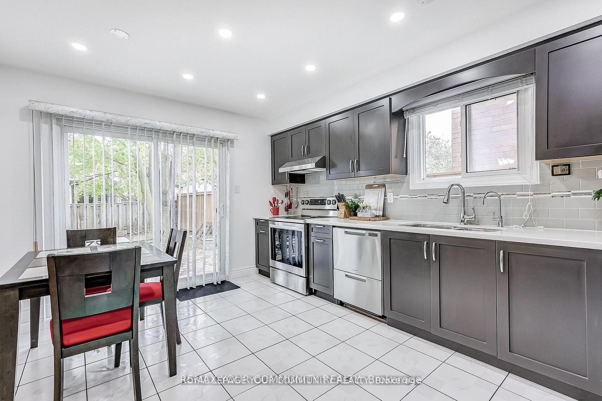 Photo 18 of 660 Foxwood Trail, Pickering, Amberlea — HOMEH