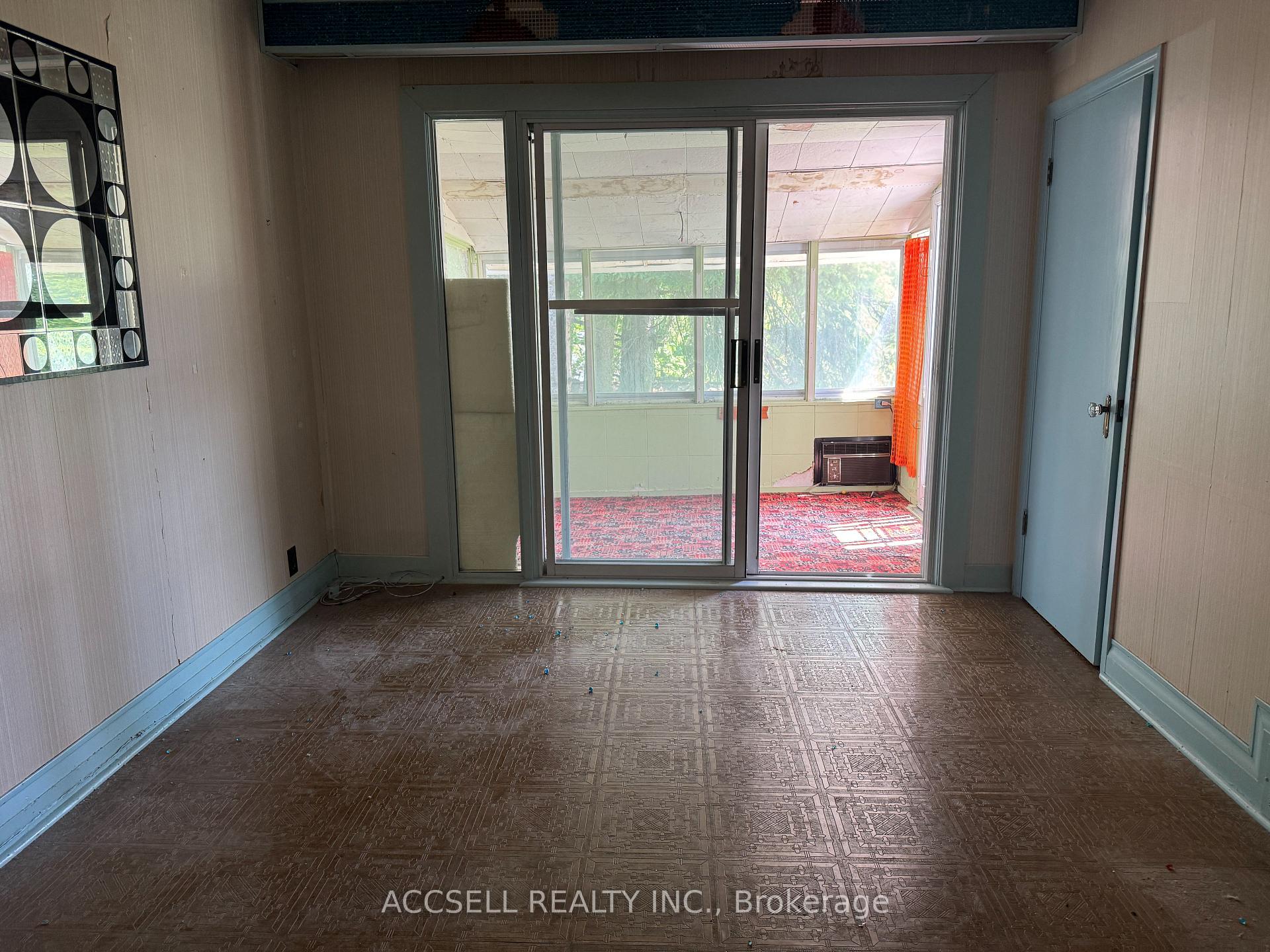 Photo 5 of 103 Donside Drive, Scarborough, Clairlea-Birchmount — HOMEH