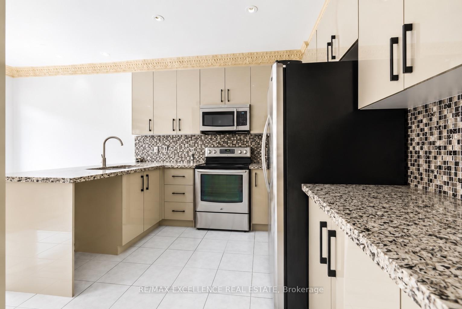 Photo 12 of 21 Castle Mountain Drive, Brampton, Sandringham-Wellington — HOMEH
