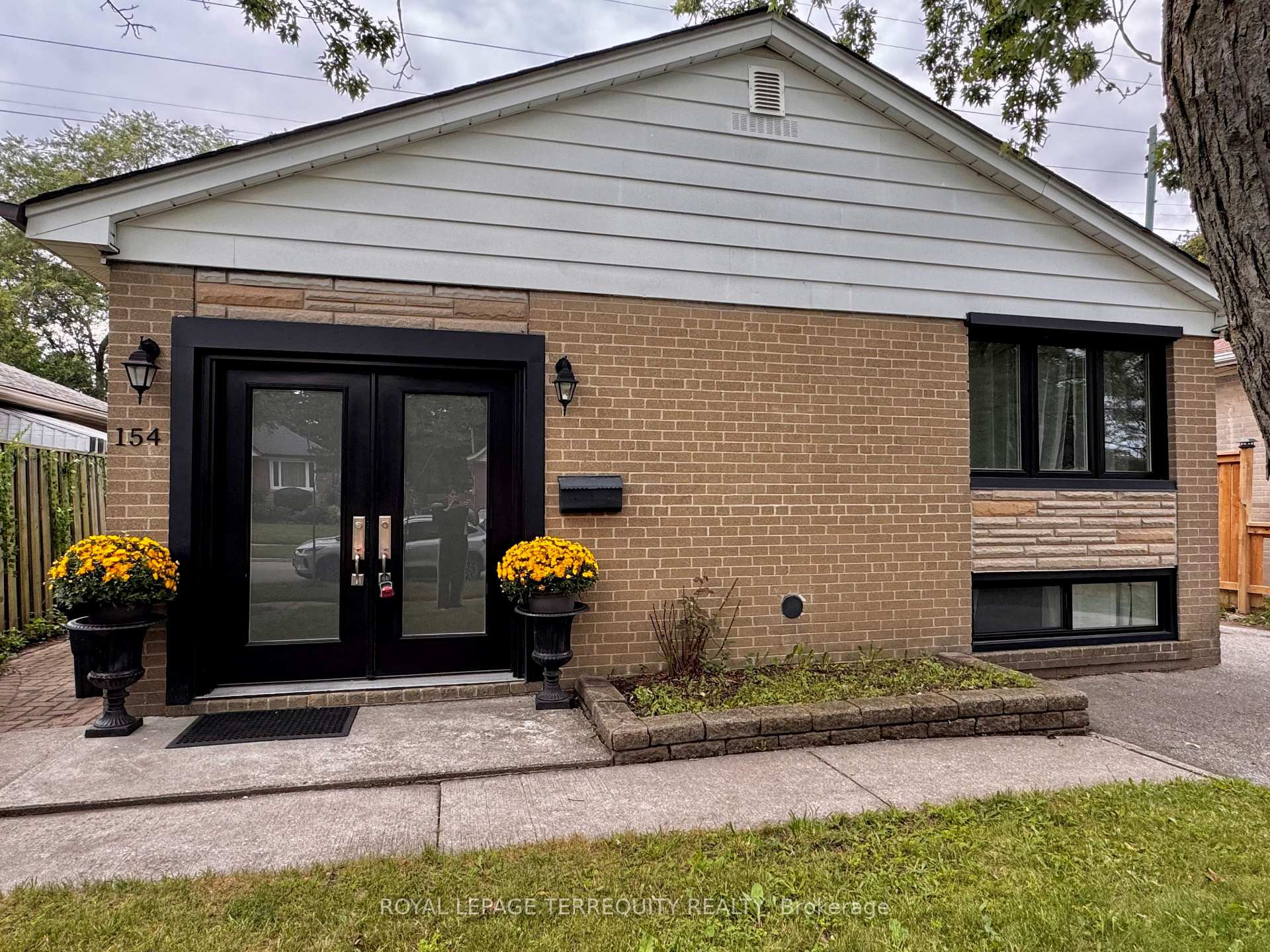 Photo 3 of 154 Sedgemount Drive, Scarborough, Woburn — HOMEH