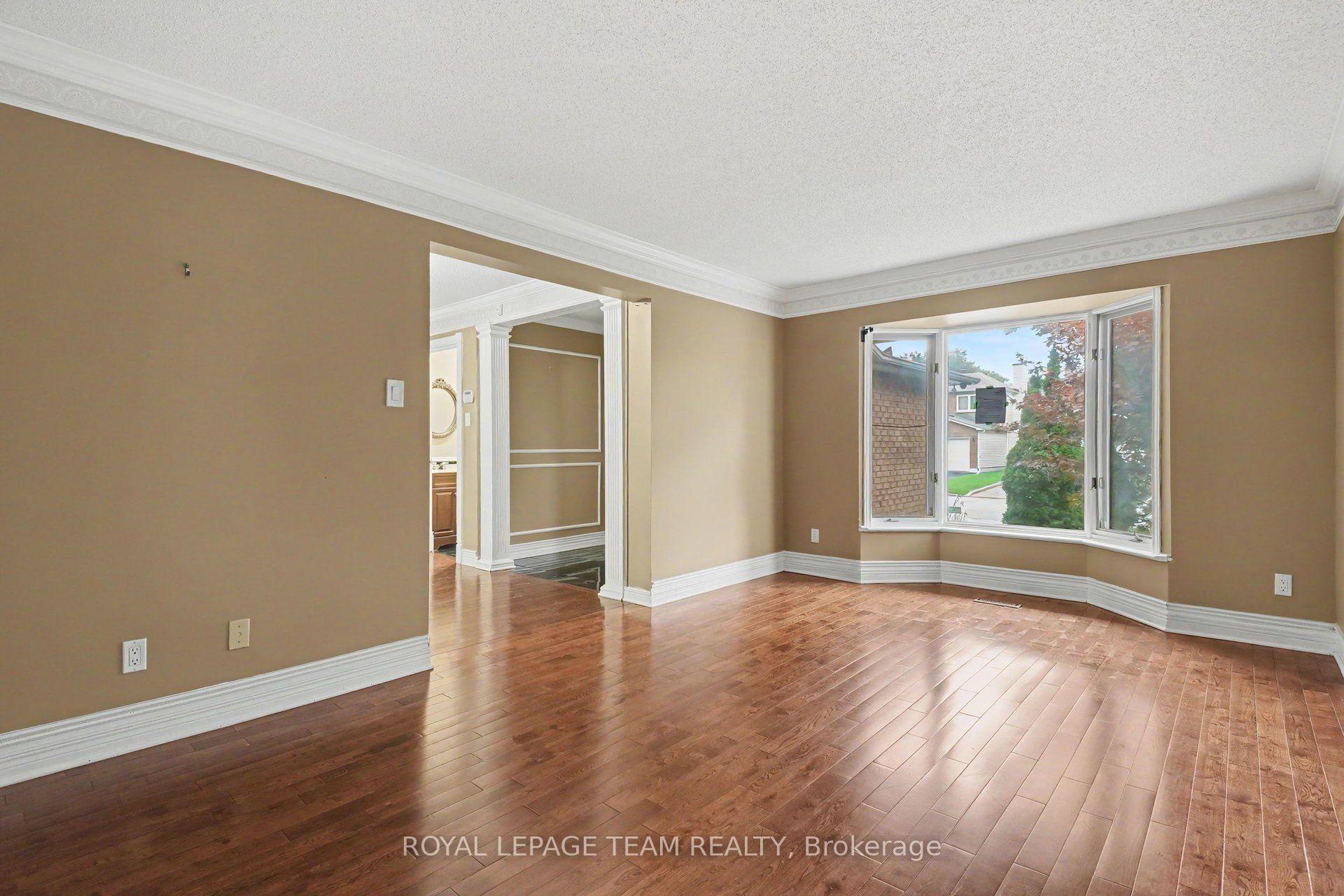 Photo 5 of 160 Sai Crescent, Ottawa, Hunt Club Park — HOMEH