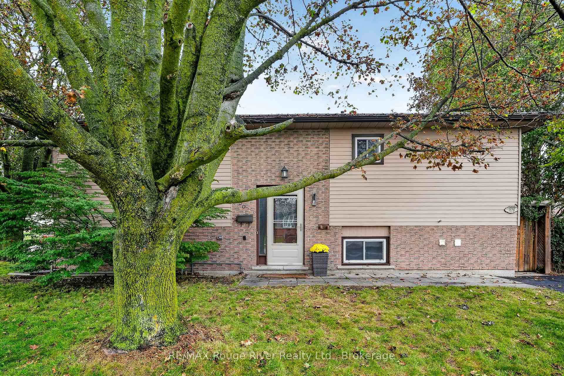 Photo 2 of 830 Ewing Court, Cobourg — HOMEH