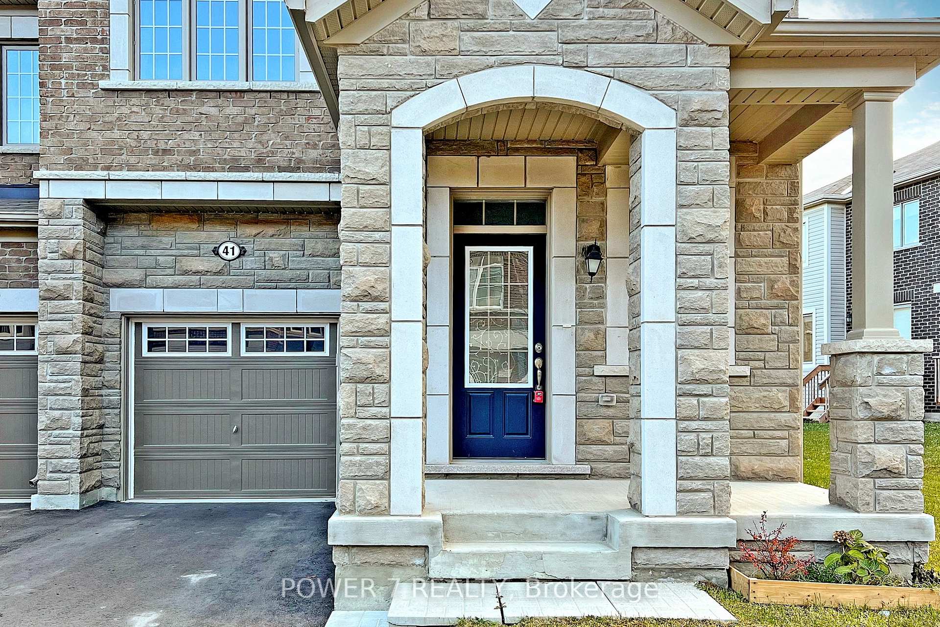 Photo 2 of 41 Ness Drive, Richmond Hill, Rural Richmond Hill — HOMEH