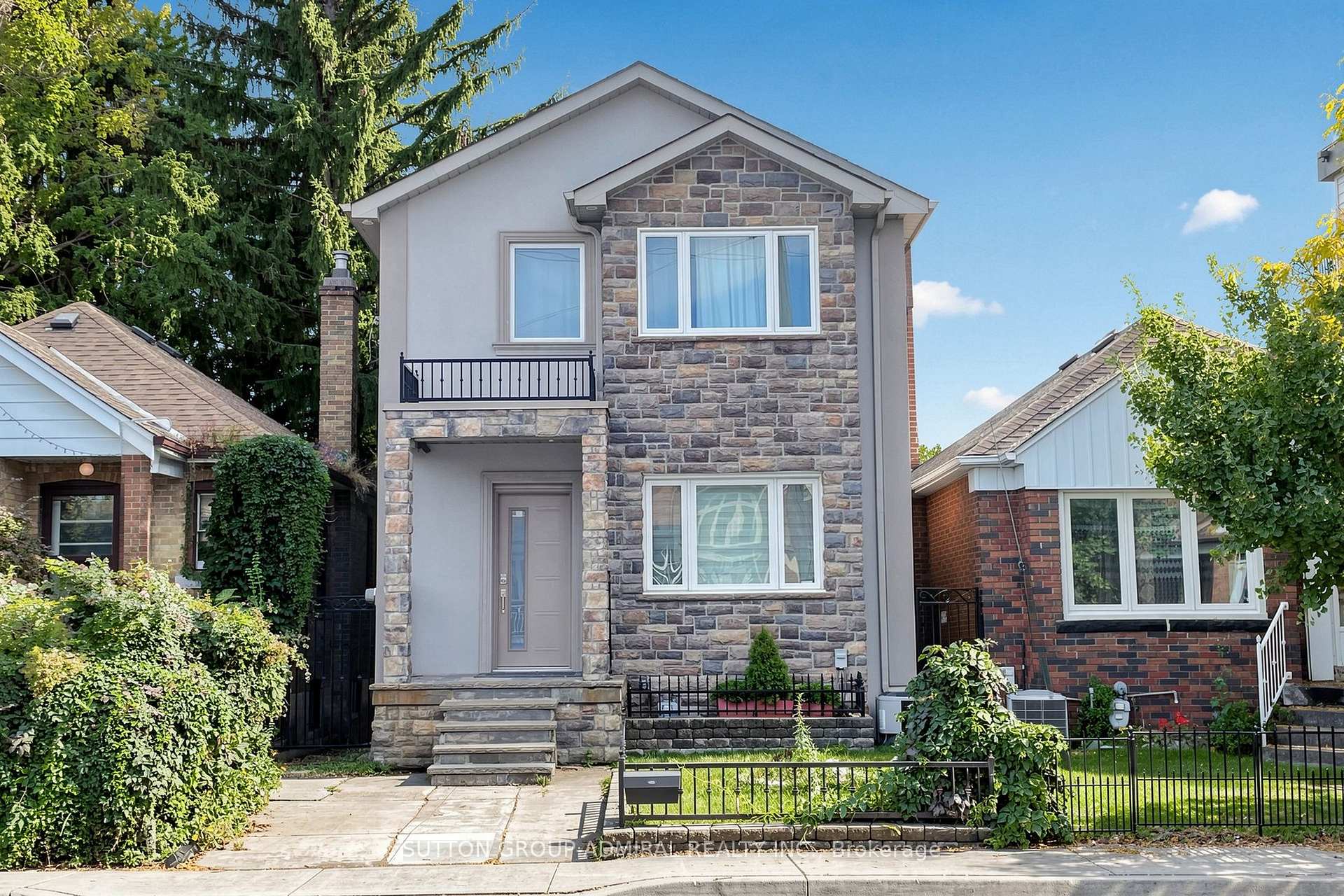 Photo of 676 Vaughan Road