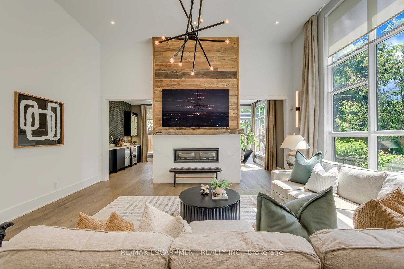 Photo 6 of 2104 Devon Road, Oakville, Ford — HOMEH