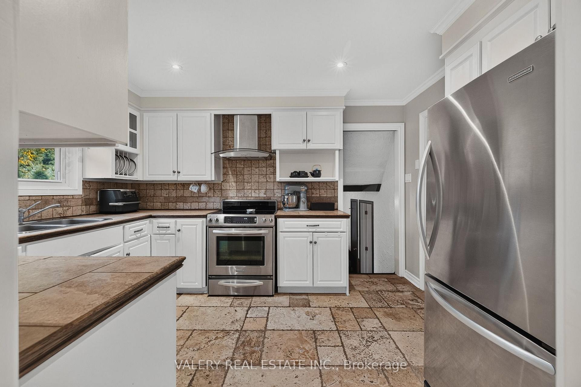 Photo 9 of 325 Coleridge Drive, Waterloo, Beechwood — HOMEH