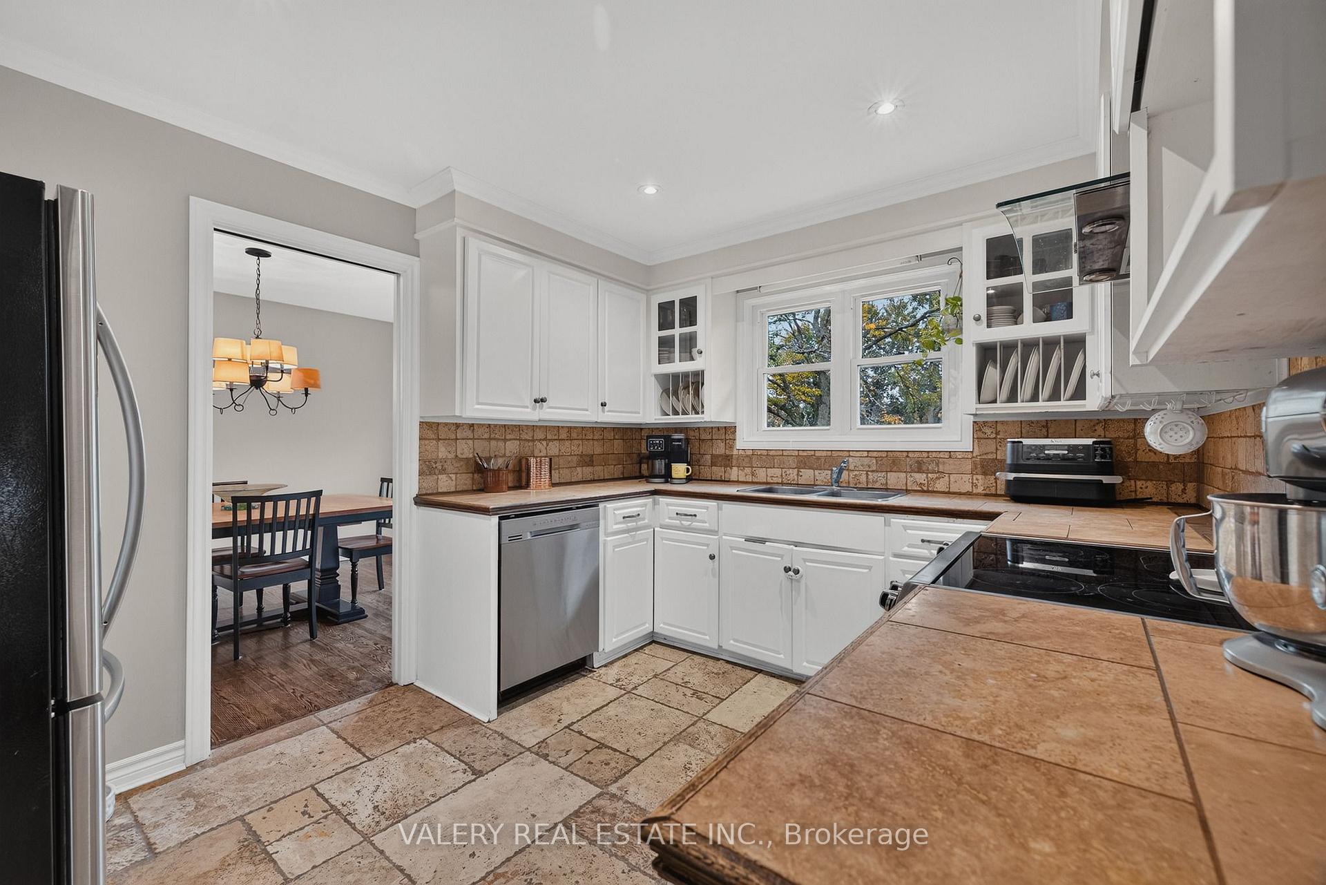 Photo 10 of 325 Coleridge Drive, Waterloo, Beechwood — HOMEH