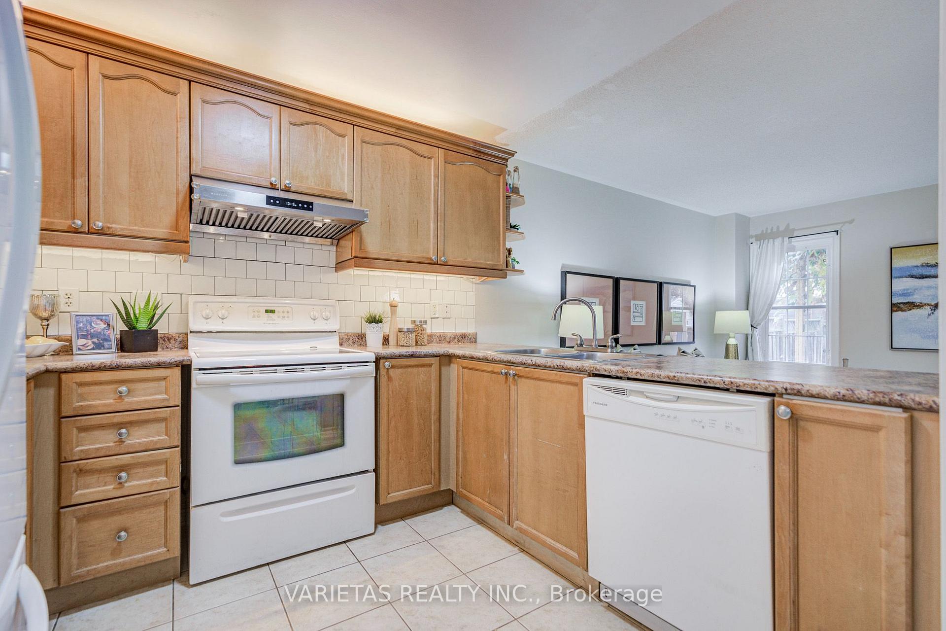 Photo 12 of 17 Barchester Crescent, Whitby, Brooklin — HOMEH