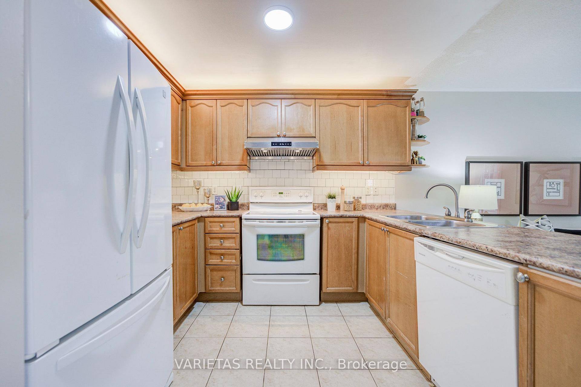 Photo 13 of 17 Barchester Crescent, Whitby, Brooklin — HOMEH