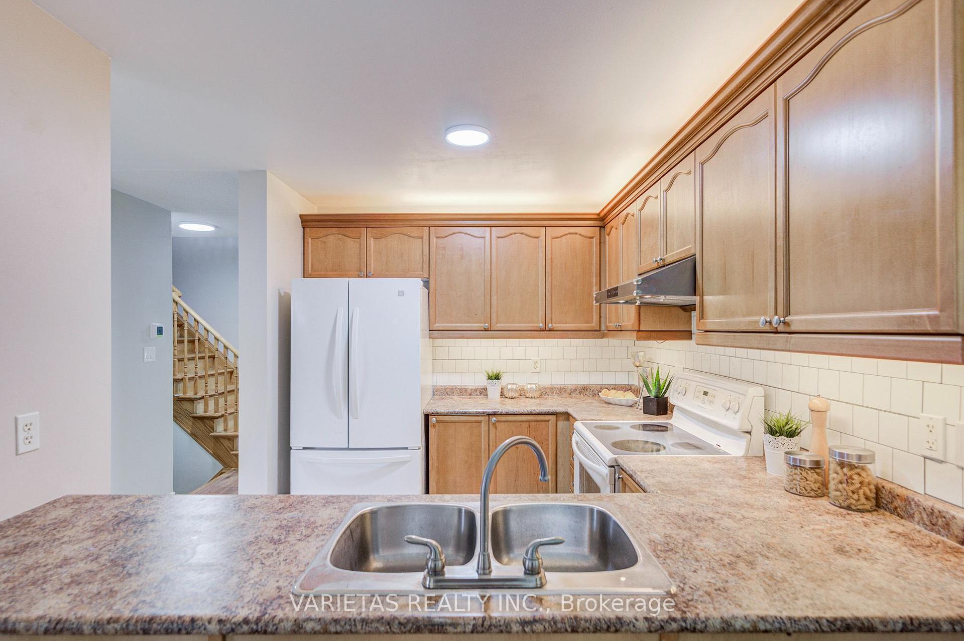 Photo 14 of 17 Barchester Crescent, Whitby, Brooklin — HOMEH