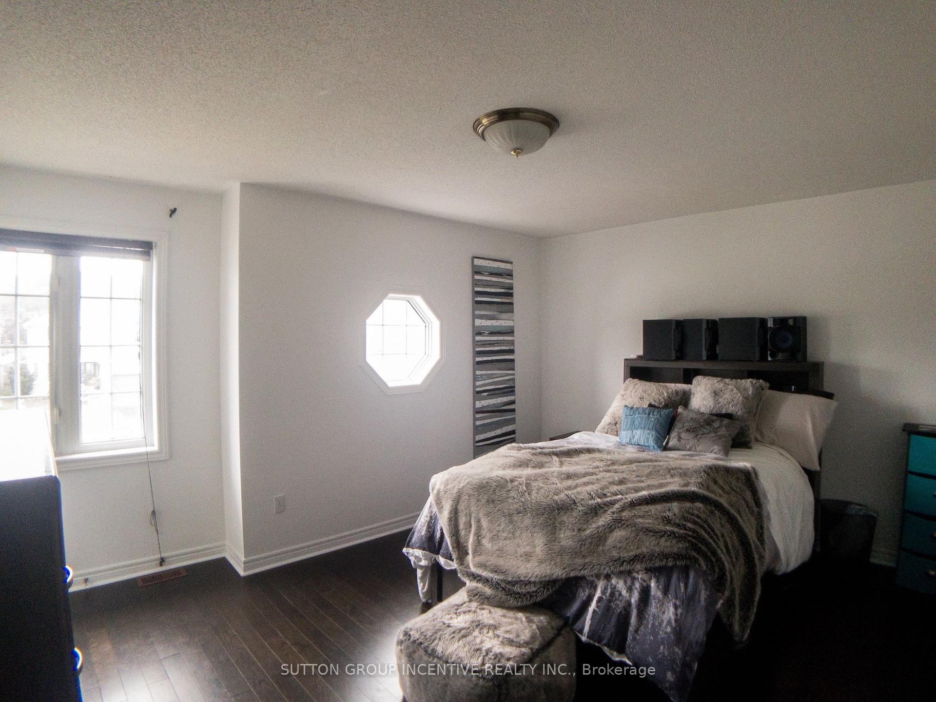 Photo 10 of 4 Bluewater Trail, Barrie, Bayshore — HOMEH