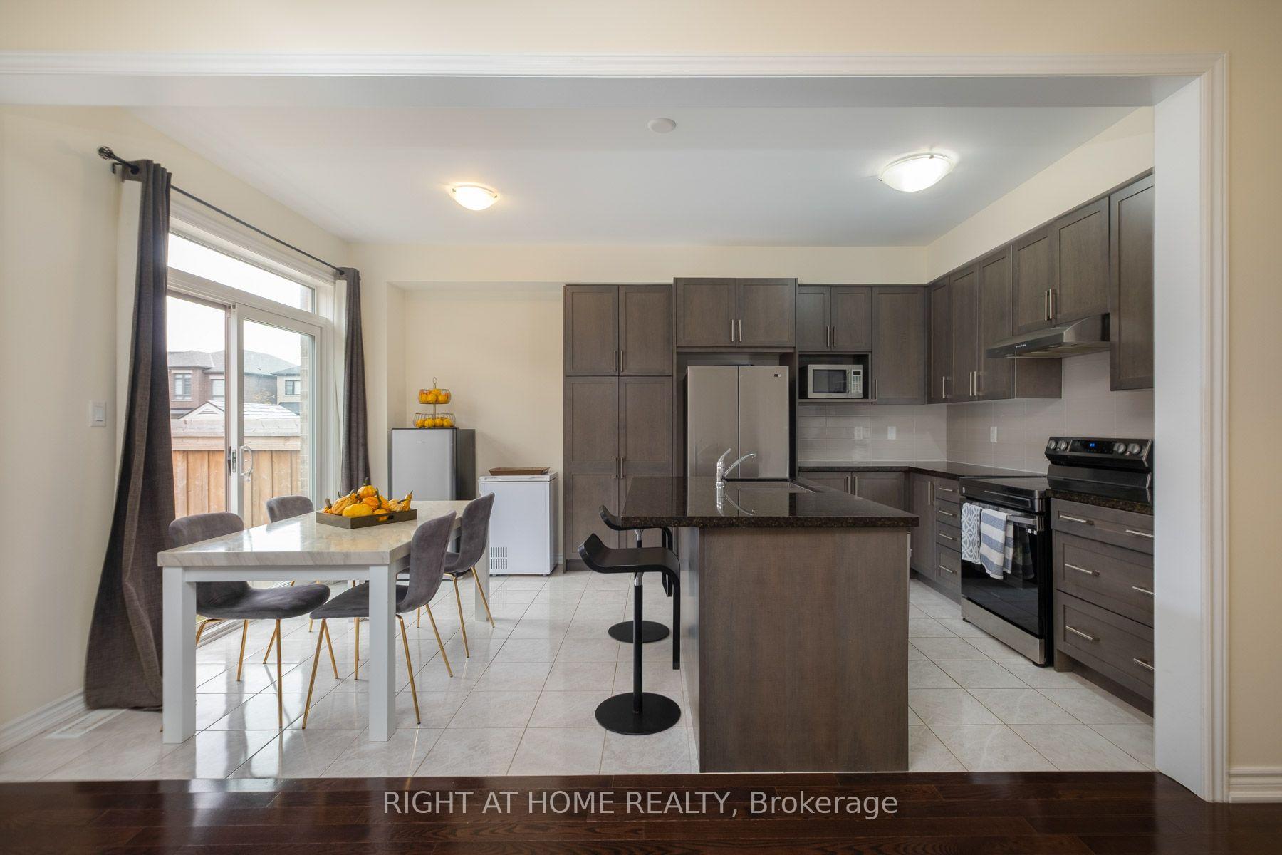 Photo 8 of 43 Vickery Street, Whitby, Williamsburg — HOMEH