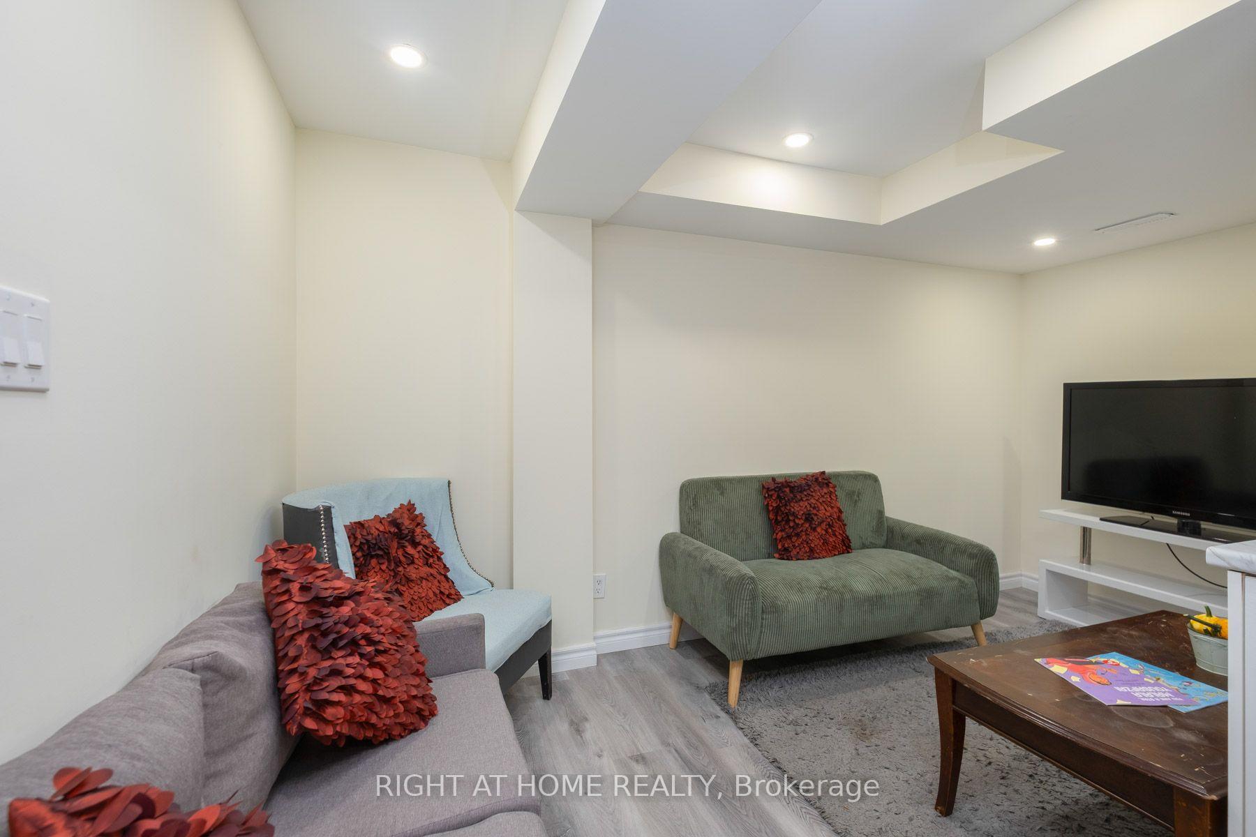 Photo 19 of 43 Vickery Street, Whitby, Williamsburg — HOMEH