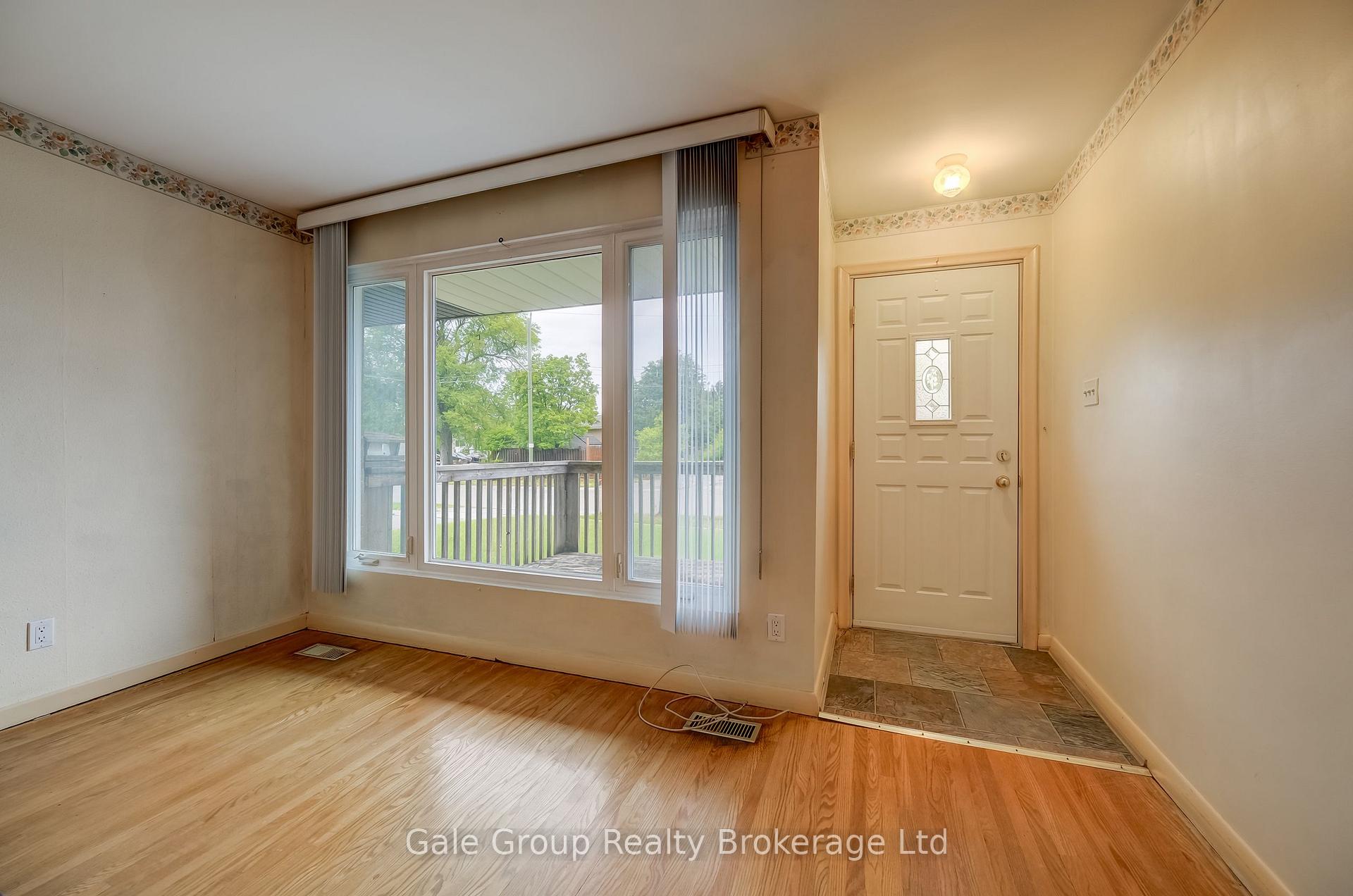 Photo 3 of 6 Langstone Crescent, Halton Hills, Georgetown — HOMEH