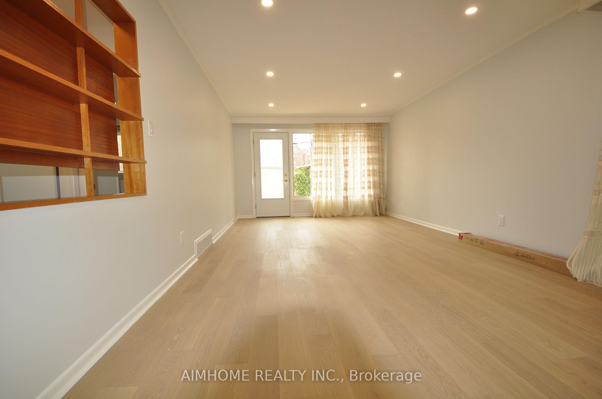 Photo 2 of Unit 2, 14 Dukinfield Crescent, North York, Parkwoods-Donalda — HOMEH