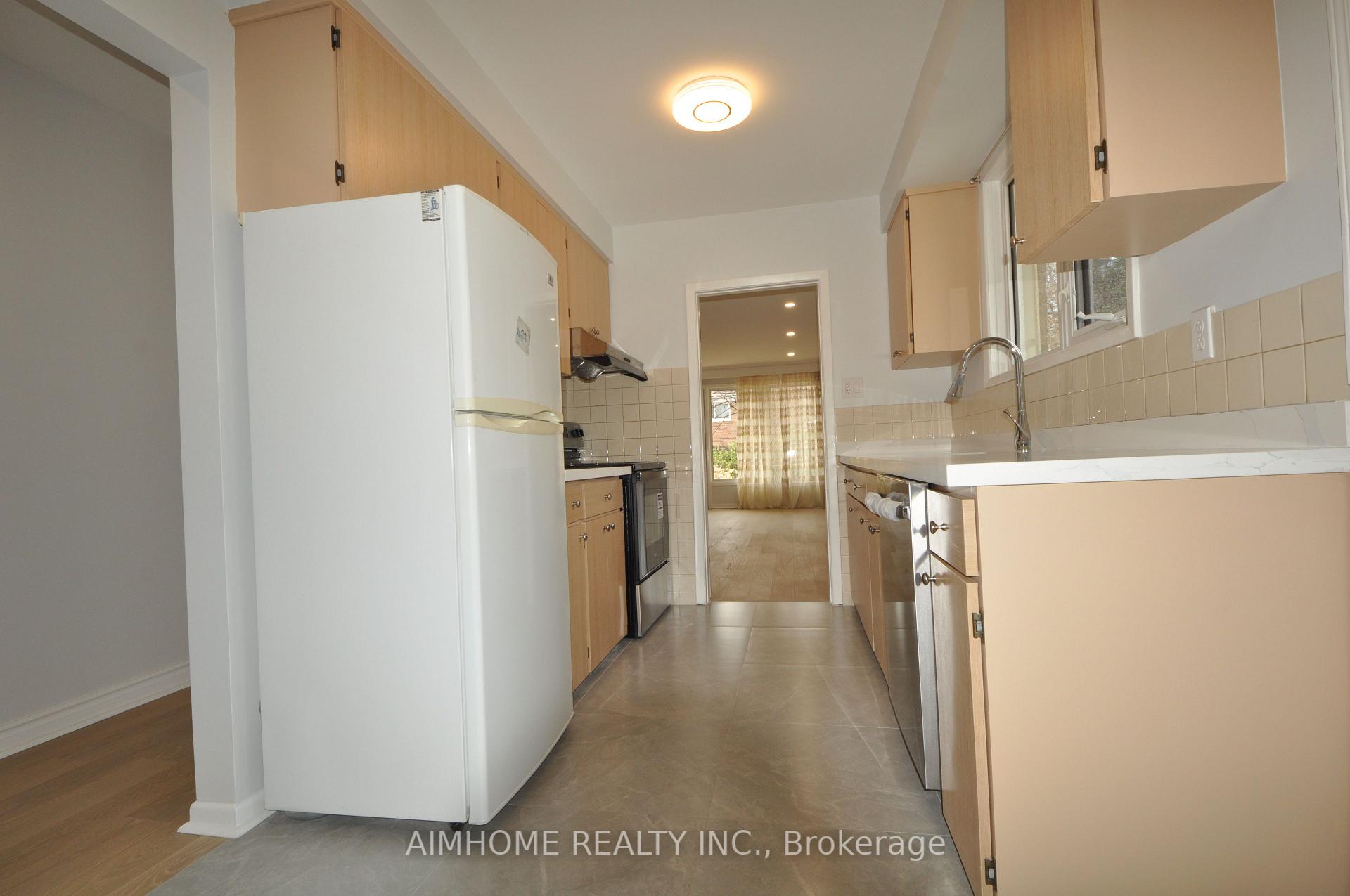 Photo 4 of Unit 2, 14 Dukinfield Crescent, North York, Parkwoods-Donalda — HOMEH