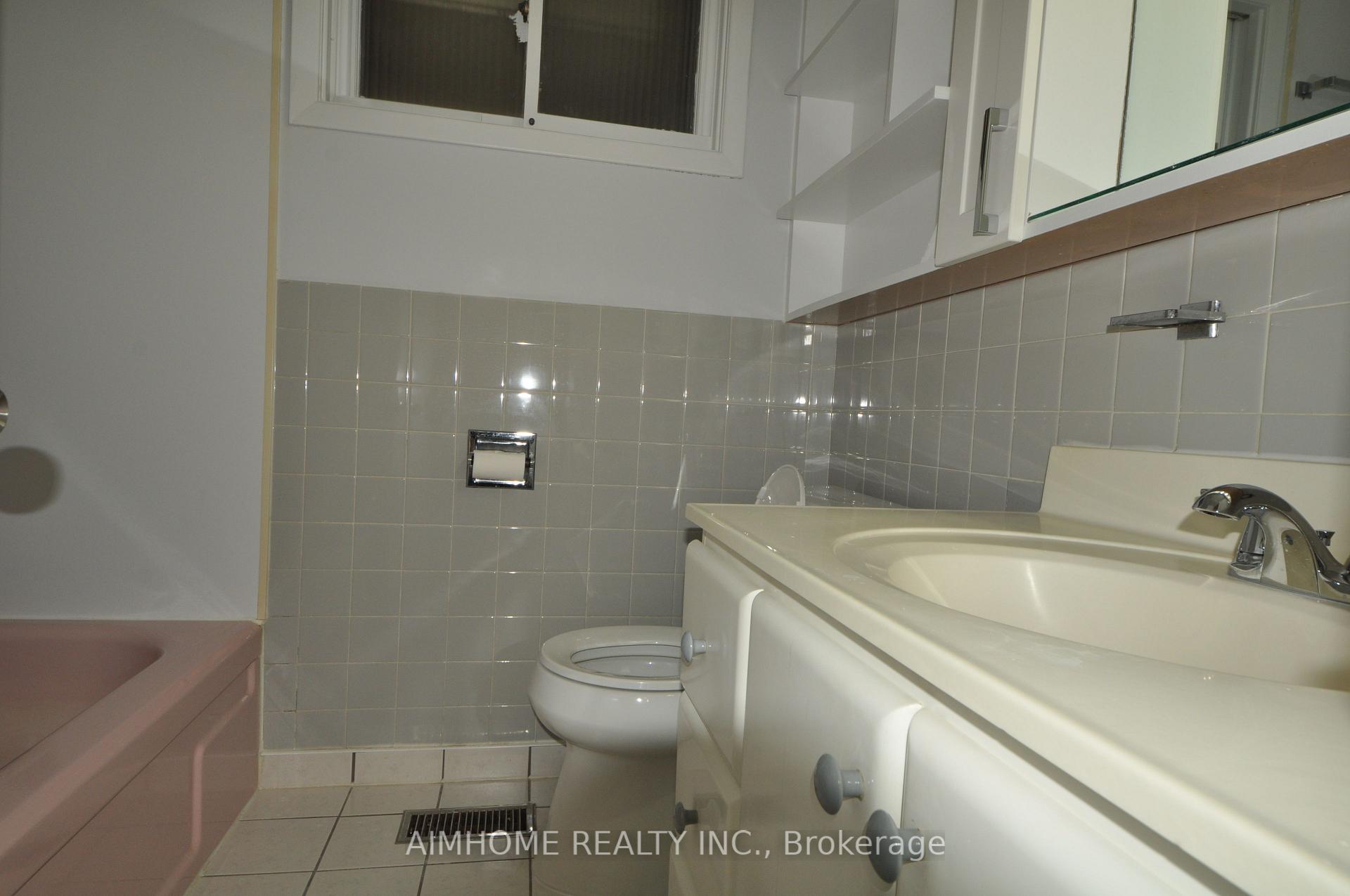 Photo 9 of Unit 2, 14 Dukinfield Crescent, North York, Parkwoods-Donalda — HOMEH